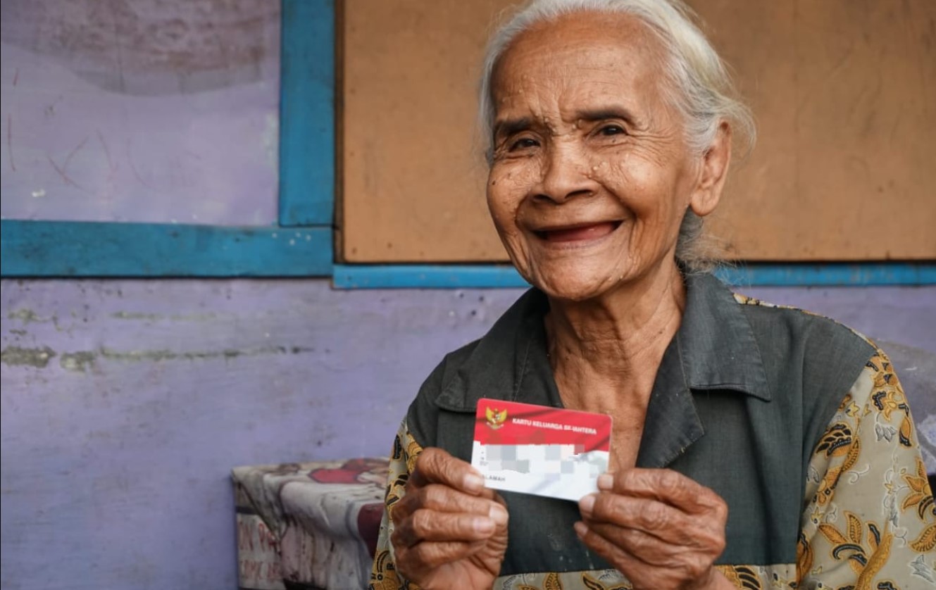 <p>Ilustrasi seorang lansia penerima manfaat menunjukkan Kartu Keluarga Sejahtera (KKS) dengan senyum bahagia, menanti pencairan bonus Rp600.000 dan bansos PKH-BPNT yang siap cair pekan ini. Foto: Dok. Kemensos RI</p>
