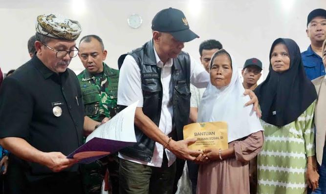 <p>Ilustrasi Kemensos berikan bantuan pada rakyat. Langsung cek rekeningmu! Total bansos bisa capai Rp1,2 juta. Tanpa ribet, tanpa antre. Kamu bisa jadi penerima berikutnya! Foto: Kemensos</p>
