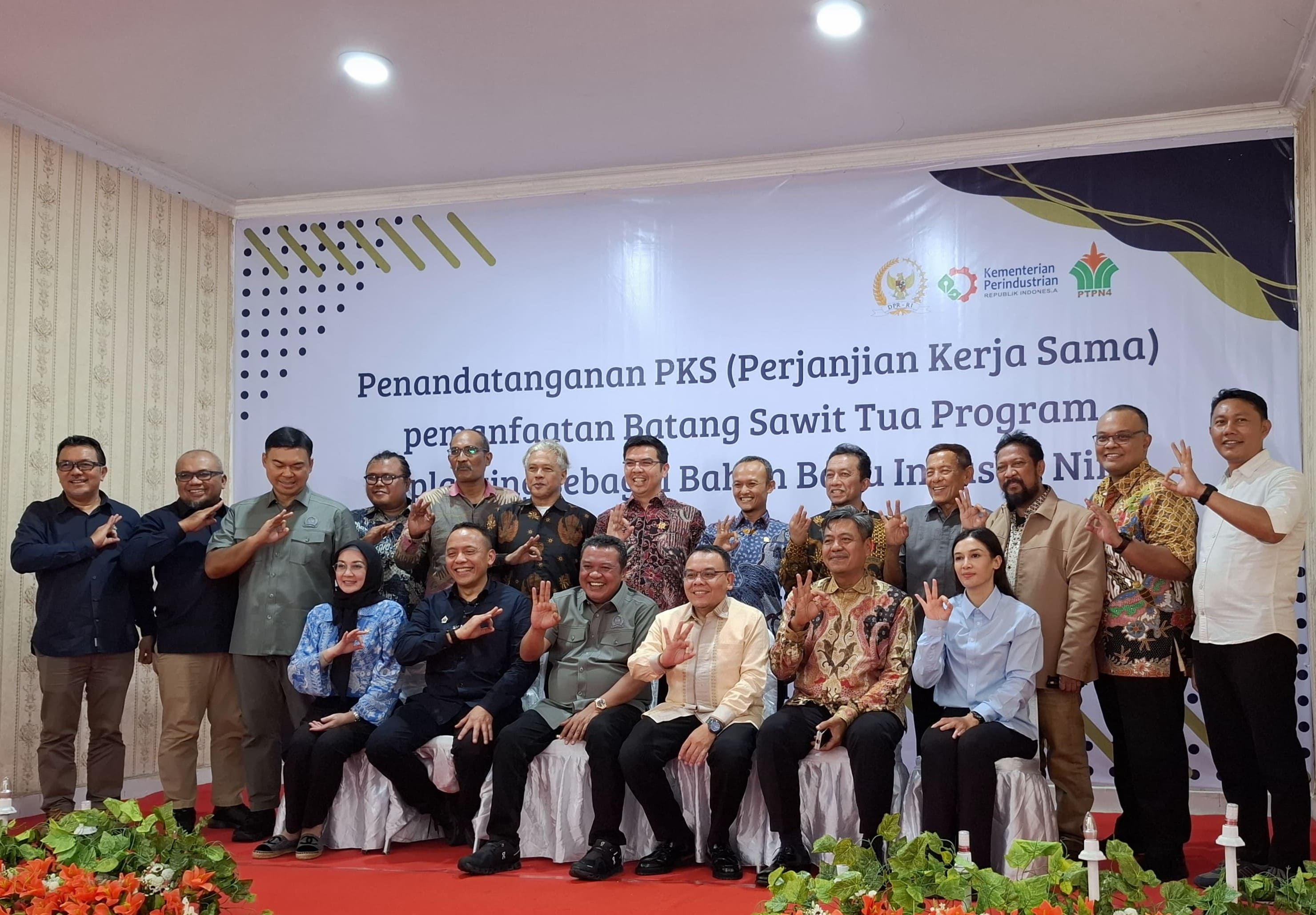 <p>Kemenperin fasilitasi penandatanganan Perjanjian Kerja Sama (PKS) antara PalmCo/PTPN IV dan Koperasi Produsen Gerak Nusantara (KPGN), di Pabrik Kelapa Sawit Adolina Serdang Bedagai, Sumatera Utara, Kamis (10/4).</p>
