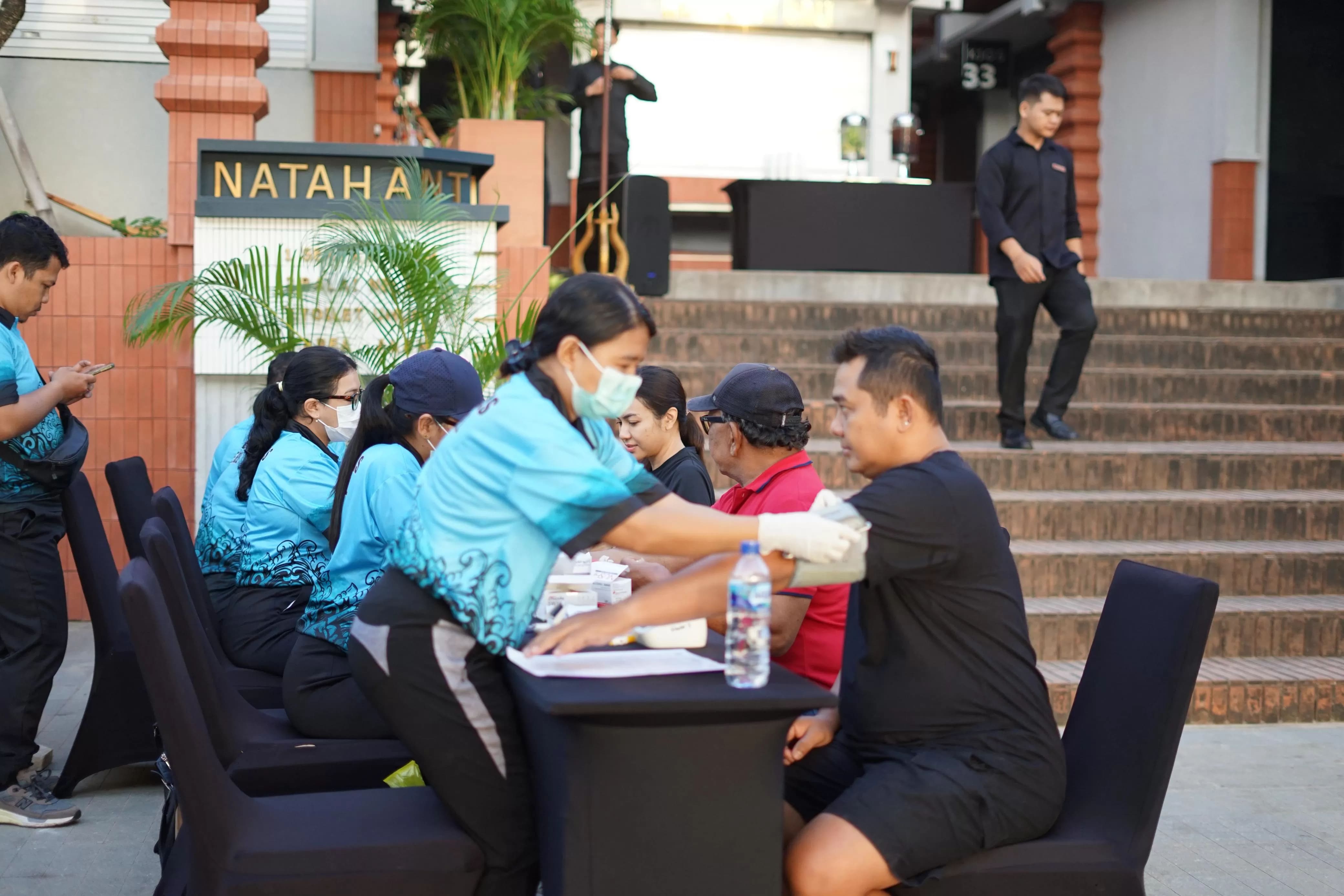 <p>The Sanur menyelenggarakan kegiatan Pemeriksaan Kesehatan Gratis dan Bazar UMKM di Sentra UMKM Natah Antakara, Denpasar, Bali. (Dok. HIN)</p>
