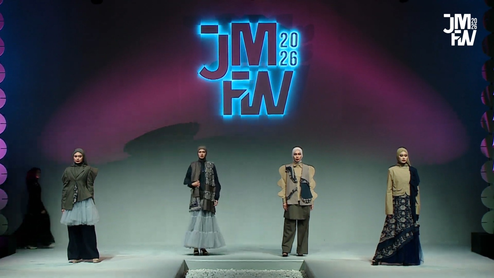 <p>Hasil rancangan dari 19 siswa Islamic Fashion Institute (IFI) digelar di panggung peragaan Jakarta Muslim Fashion Week (JMFW) 2026, di Kartika Expo Center Balai Kartini Jakarta, Jumat, 7 November 2025. (Dok. Kemendag)</p>
