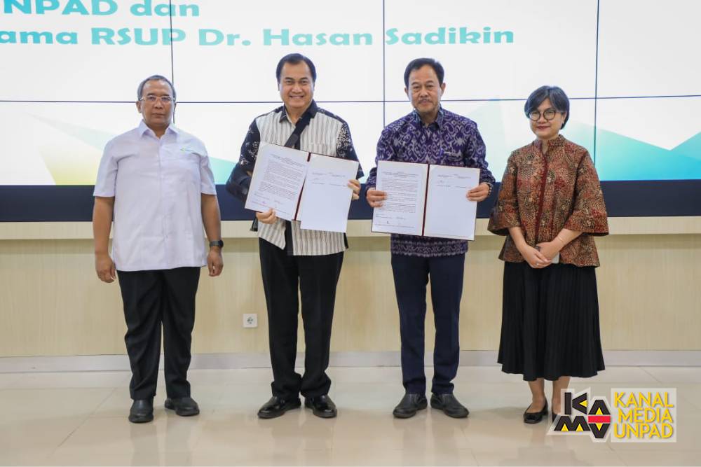 <p>Dirjen Kesehatan Lanjutan Kemenkes RI, dr. Azhar Jaya, menyerahkan Surat Pelaksanaan Kembali PPDS Anestesi & Terapi lntensif FK Unpad di RSHS kepada Direktur Utama RSHS, dr. H. Rachim Dinata Marsidi, dan Wakil Rektor Bidang Akademik dan Kemahasiswaan Prof. Zahrotur Rusyda Hinduan, di Bandung, Kamis 24 Juli 2025. (Dok. Humas RSHS)</p>

