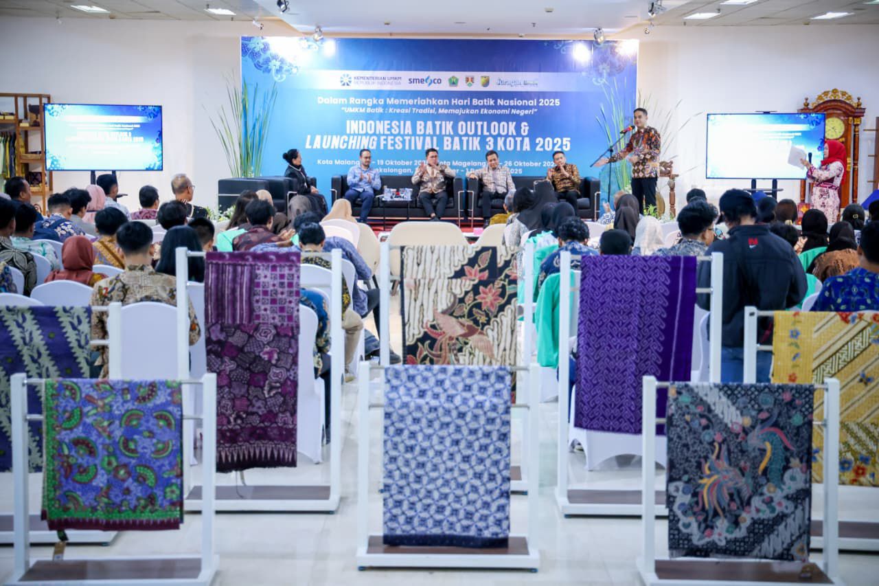 <p>Staf Ahli Bidang Komunikasi dan Hubungan AntarLembaga Kementerian UMKM, Sudaryano Lamangkona, dalam acara Batik Outlook 2025 sekaligus launching Festival Batik 3 Kota, di Jakarta, Kamis, 2 Oktober 2025. (Kementerian UMKM)</p>

<p> </p>
