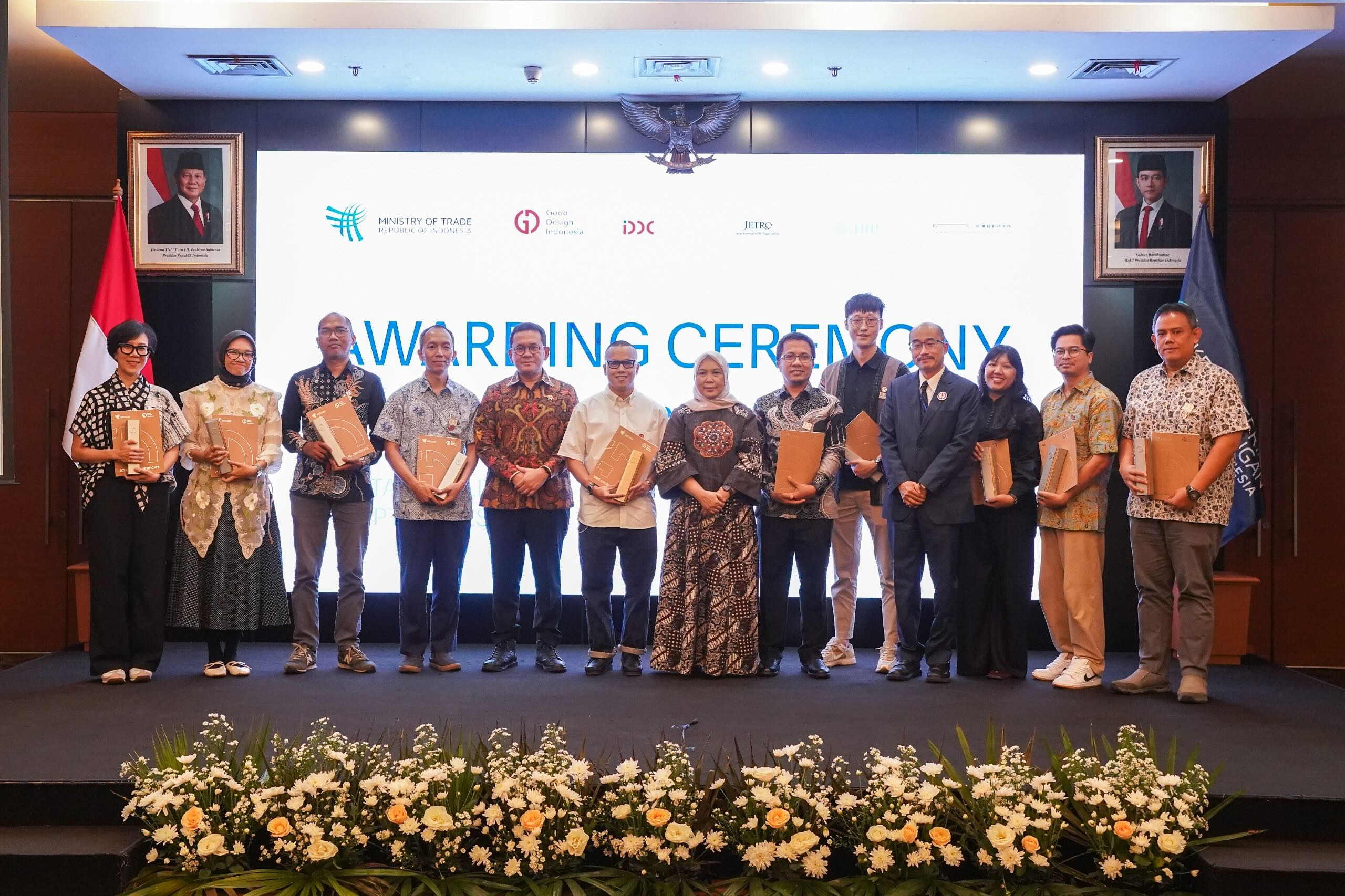 <p>Menteri Perdagangan, Budi Santoso menyerahkan penghargaan kepada para desainer/pemilik produk pemenang ajang Good Design Indonesia (GDI) 2025 di Kantor Kementerian Perdagangan, Jakarta, Kamis, 4 Desember 2025. (Dok. Kemendag)</p>
