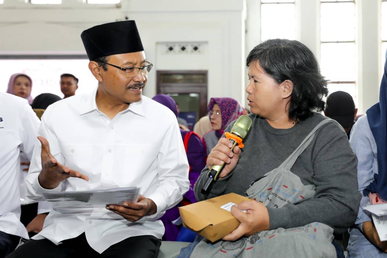 <p>Menteri Sosial Saifullah Yusuf duduk bersama para Keluarga Penerima Manfaat (KPM) dan berbincang dengan mereka satu per satu mengenai manfaat bantuan, di Kantor PT Pos Indonesia Bandung, Jalan Asia-Afrika, Jumat, 28 November 2025. (Dok. Kemensos)</p>
