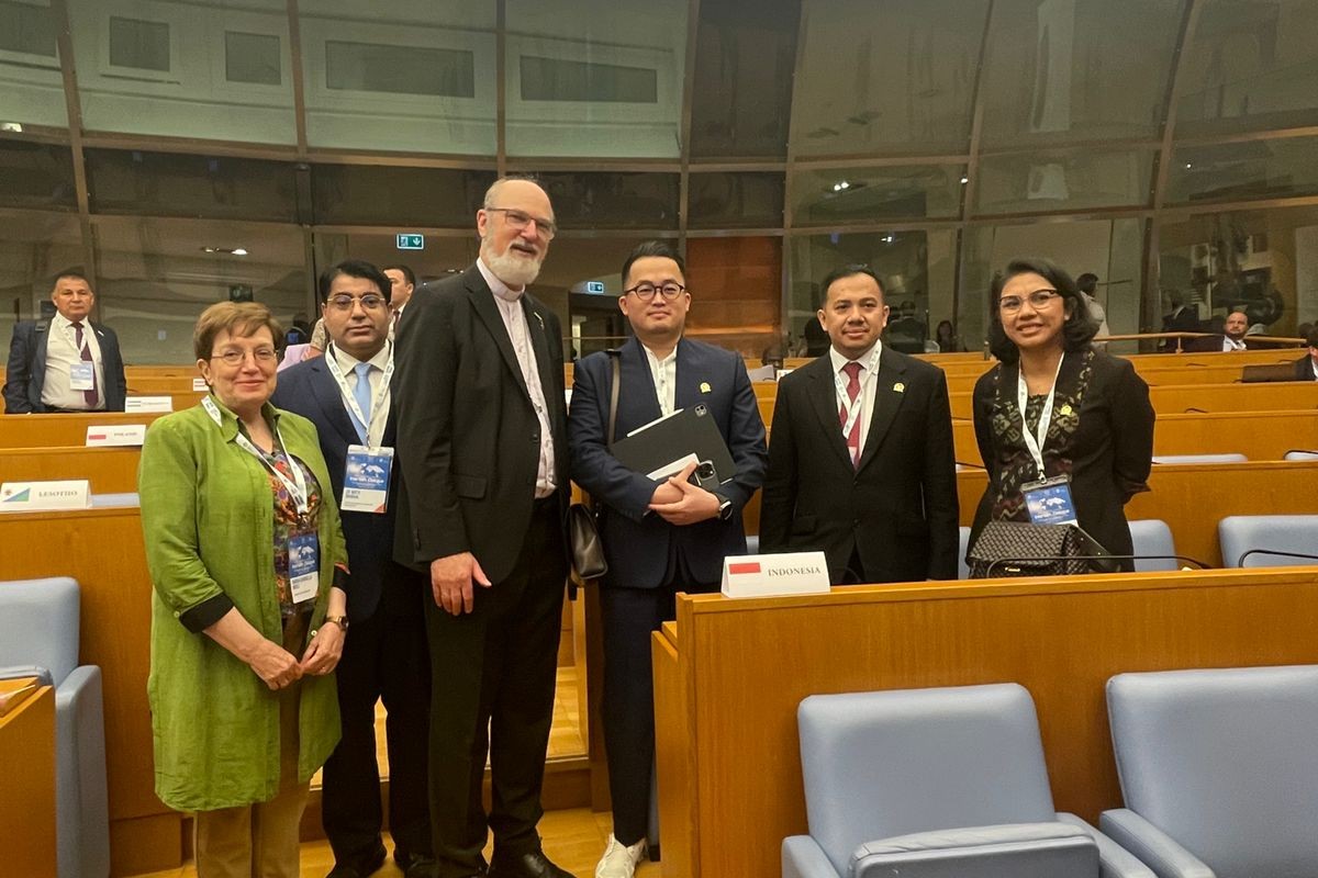 <p>Wakil Ketua BKSAP DPR RI Irine Yusiana Roba Putri (kanan) bersama delegasi Indonesia pada kegiatan Second Parliamentary Conference on Interfaith Dialogue yang digelar oleh IPU pada Jumat (20/6/2025).(Dok.DPR RI)</p>
