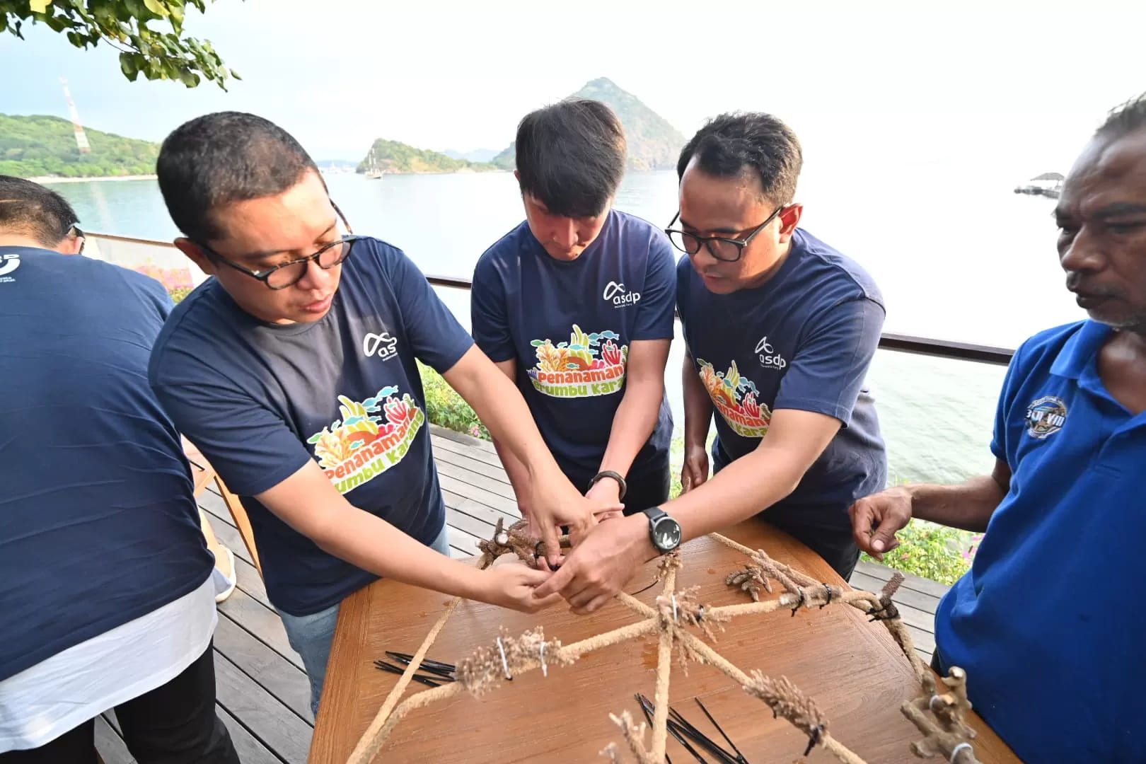 <p>ASDP menyerahkan 30 unit media tanam terumbu karang yang langsung ditanam di perairan Labuan Bajo, NTT pada Kamis, 22 Mei 2025. (Dok. ASDP)</p>
