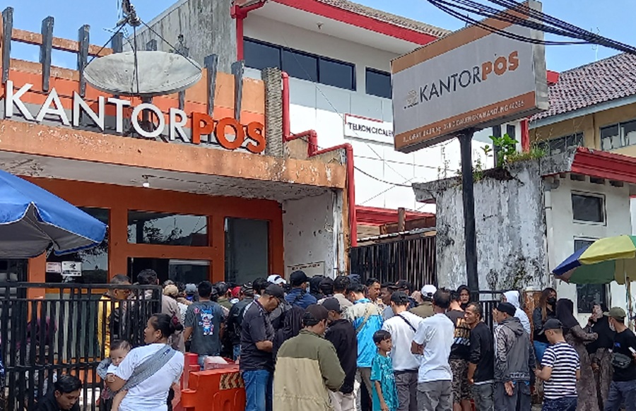 <p>Antrean pencairan BSU 2025 Rp600 di Kantor Pos Cicalengka, Kabupaten Bandung. Berikut cara ambil uang BSU ketahui syarat dan cek NIK di aplikasi Pospay. (Foto: Pipin L H/Sokoguru).</p>
