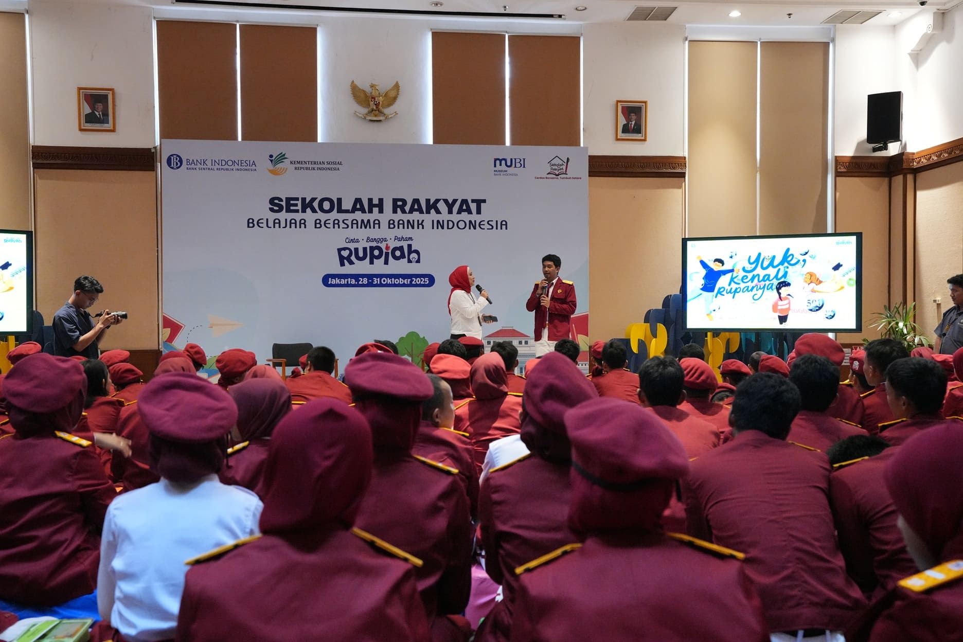 <p> Ratusan siswa dari tiga Sekolah Rakyat di wilayah Jakarta, yaitu SRMA 10 Jakarta Selatan, SRMA 9 Jakarta Timur, dan SRMP 6 Bambu Apus Jakarta Timur, mengikuti kegiatan bertajuk Belajar Bersama BI melalui Museum Bank Indonesia di kawasan Kota Tua Jakarta, Selasa, 28 Oktober 2025. (Dok. Bank Indonesia)</p>