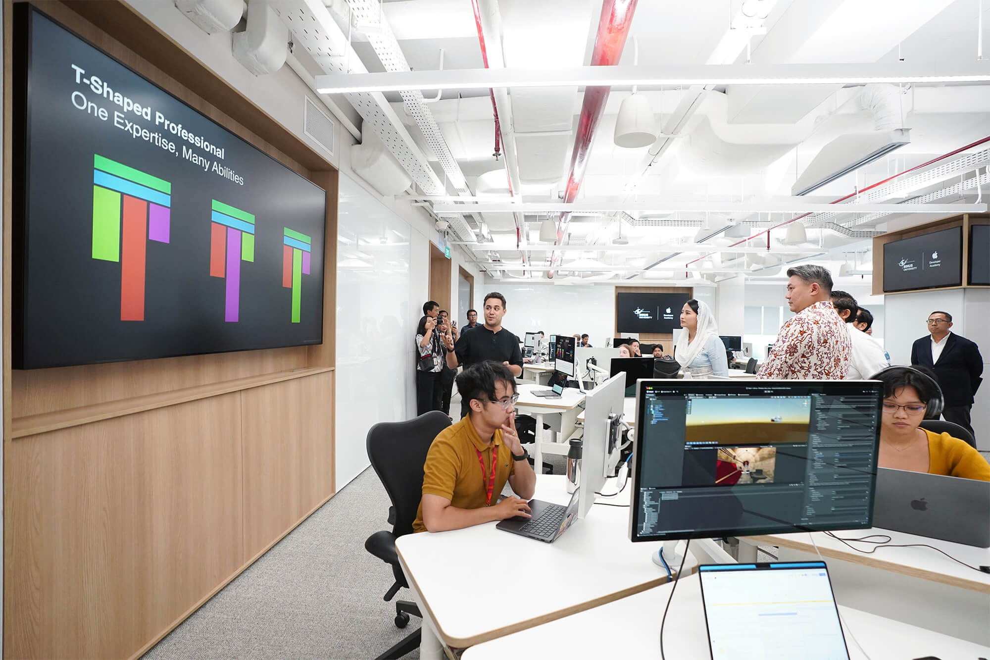 <p>Wakil Menteri Perdagangan (Wamendag) Dyah Roro Esti Widya Putri,  meninjau fasilitas Apple Developer Academy di Kecamatan Kuta, Kabupaten Badung, Bali, Jumat, 21 November 2025. (Dok. Kemendag)</p>
