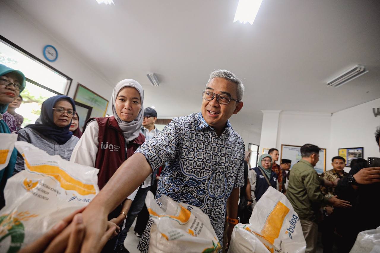 <p>Wali Kota Bandung, Muhammad Farhan, mengatakan bahwa bantuan ini menjadi bukti nyata kepedulian pemerintah terhadap kondisi ekonomi masyarakat yang masih dalam tahap pemulihan. (Dok.Pemkot Bandung)</p>
