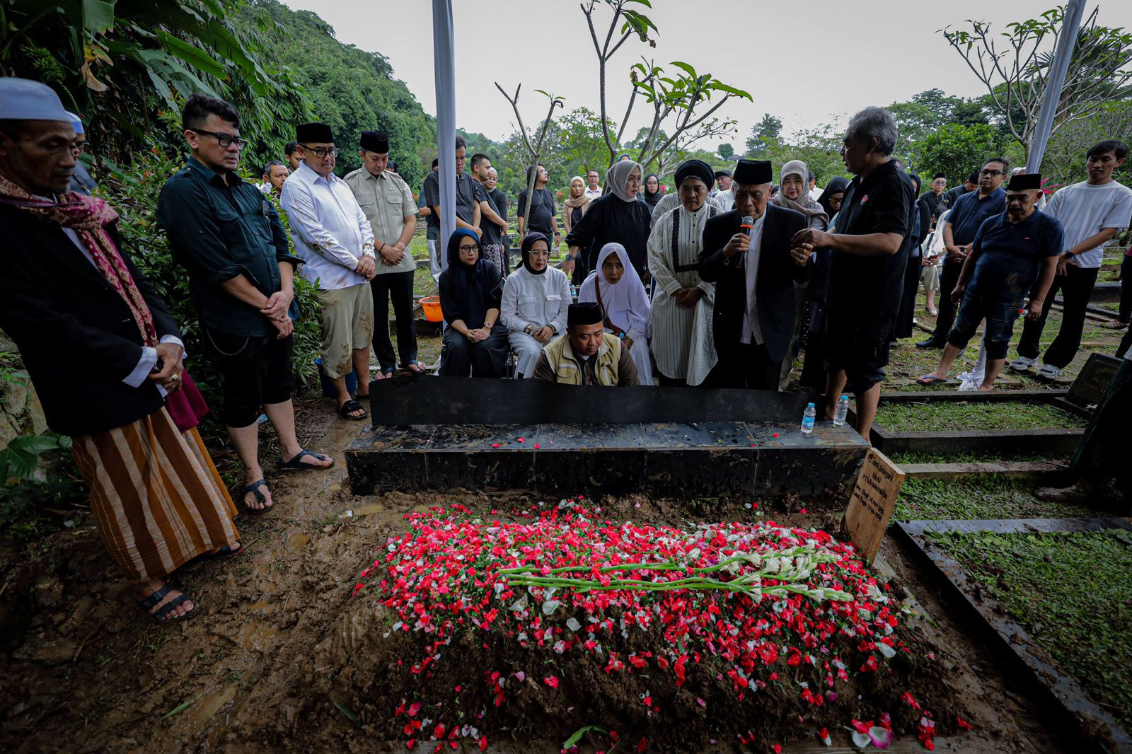 <p>Ibunda Wali Kota Bandung&nbsp;Muhammad Farhan, Nani Rubiyani, yang&nbsp; wafat pada Selasa, 17 Februari 2026 pukul 22.58 WIB di makamkan di TPU Kompleks Pertanian Loji, Kota Bogor, Jawa Barat, Rabu, 18 Februari 2026. (Dok. Diskominfo Kota Bandung)</p>
