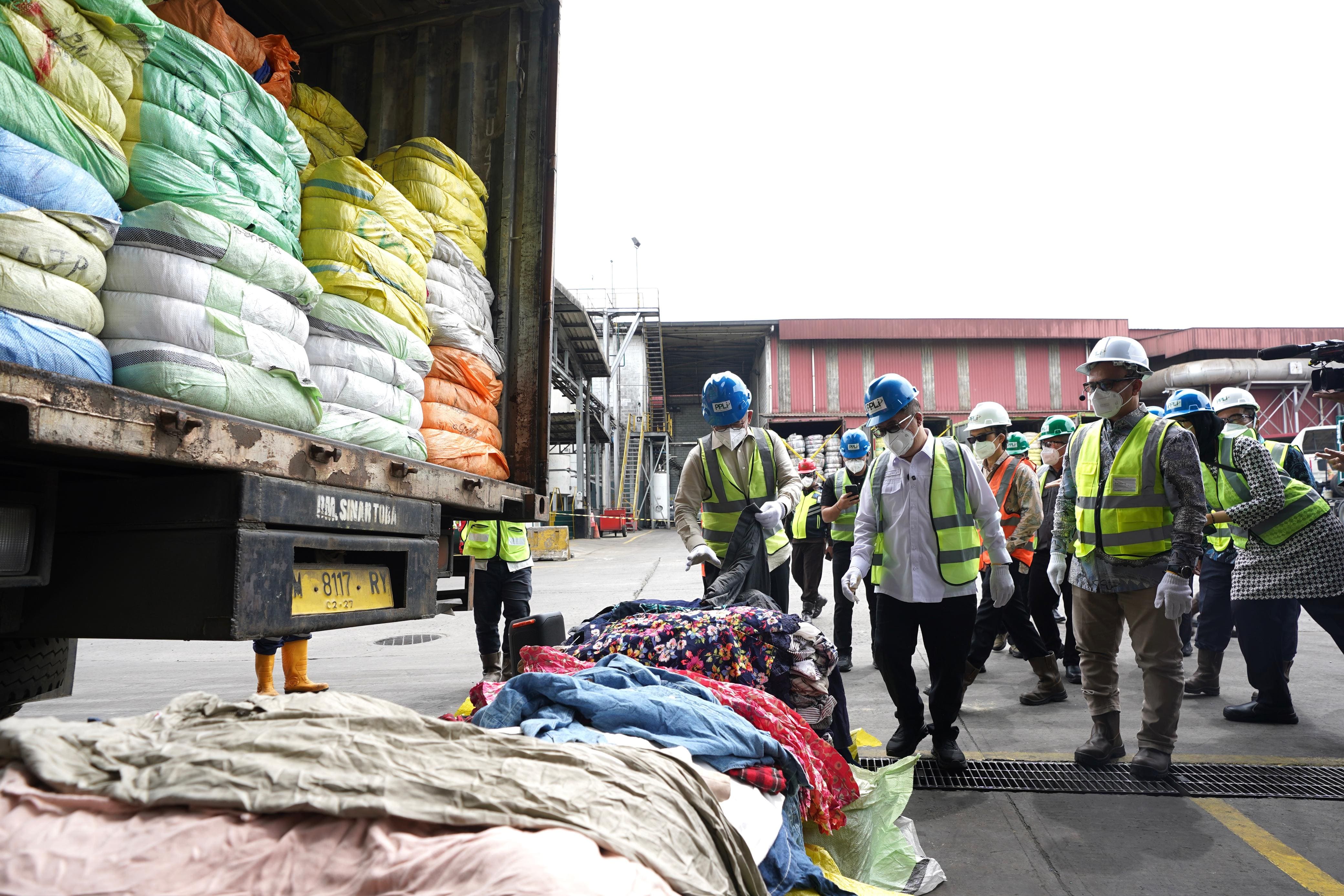 <p>Kementerian Perdagangan bersama Badan Intelijen Negara (BIN) dan Badan Intelijen Strategis Tentara Nasional Indonesia (BAIS TNI) menyaksikan pemusnahan sebanyak 500 bal pakaian bekas asal impor ilegal (balpres) hasil pengawasan di Kabupaten Bogor, Jawa Barat pada Jumat, 14 November 2025. (Dok. Kemendag)</p>
