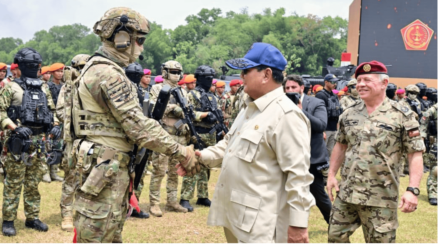 <p>Presiden Prabowo Subianto dan Raja Kerajaan Yordania Hasyimiah, Raja Abdullah II ibn Al Hussein, menyaksikan langsung demonstrasi kemampuan drone kolaborasi Tentara Nasional Indonesia (TNI) dan Angkatan Bersenjata Yordania di Lapangan Tembak Djamsuri AU, Halim Perdanakusuma, Jakarta, Sabtu, 15 November 2025. (Dok. BPMI Setpres/Rusman)</p>
