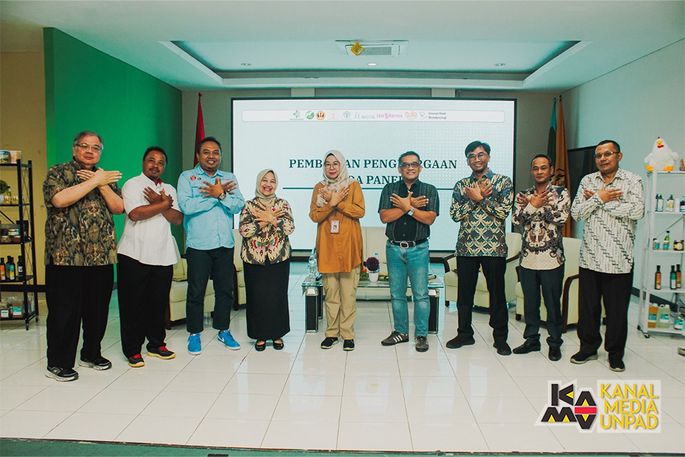 <p>Fakultas Farmasi Unpad menggandeng PT Duta Niaga Indonesia Manunggal (DNIM)  untuk mengembangkan produk kesehatan berbasis hasil riset menuju tahap komersialisasi di Fakultas Farmasi Unpad Jatinangor, Selasa 12 Agustus 2025. (Dok. Media Kanal Unpad/ Fakultas Farmasi Unpad)</p>
