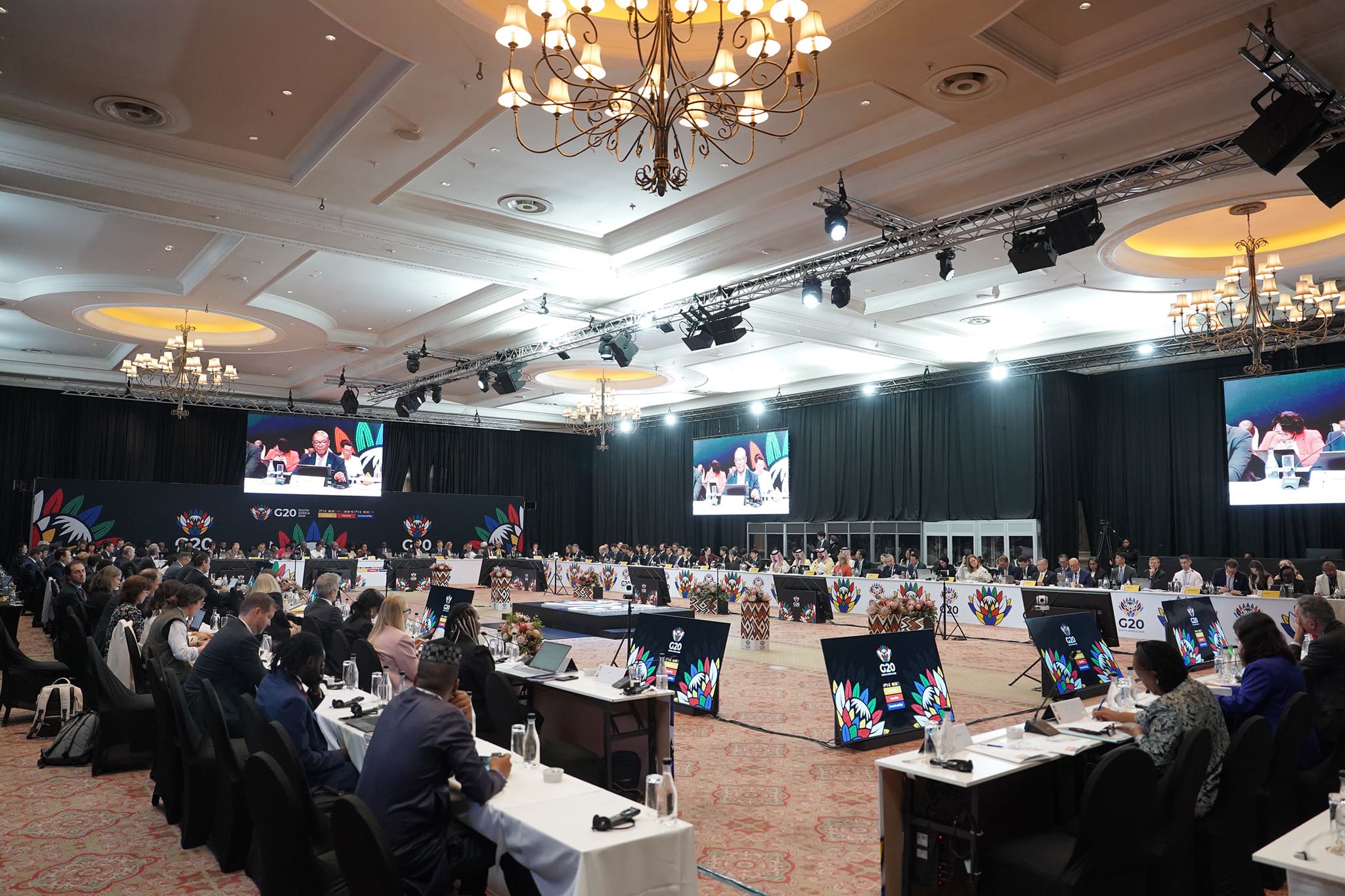 <p>Menteri Perdagangan RI, Budi Santoso menyampaikan intervensi pada sesi ketiga G20 TIMM di Gqberha, Afrika Selatan, Jumat, 10 Oktober 2025. Ia didampingi Direktur Jenderal Perundingan Perdagangan Internasional, Djatmiko Bris Witjaksono dan Direktur Perundingan Antar Kawasan dan Organisasi Internasional, Natan Kambuno. (Dok. Kemendag)</p>

<p> </p>
