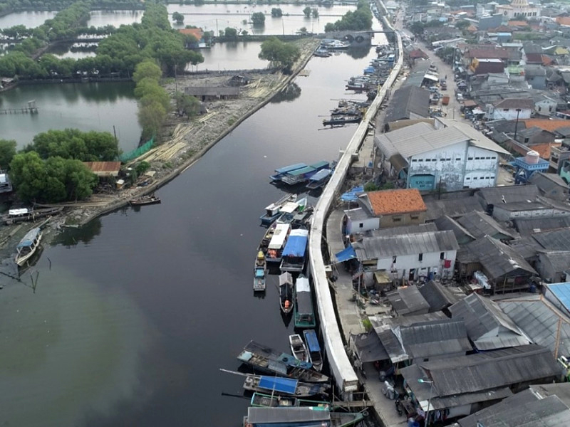 <p>Fenomena super new moon atau bulan baru super menyebabkan pasang air laut mencapai titik maksimum. (Dok.Pemprov DKI Jakarta)</p>
