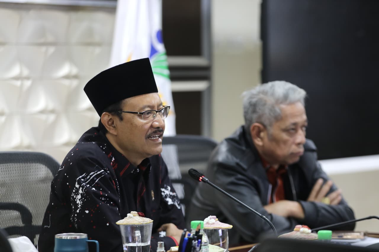 <p>Mensos Gus Ipul saat rapat koordinasi dengan 165 Kepala Sekolah Rakyat se-Indonesia yang dilaksanakan secara daring melalui Zoom di Kantor Kemensos, Jakarta Pusat, Selasa,  14 Oktober 2025. (Dok. Kemensos)</p>
