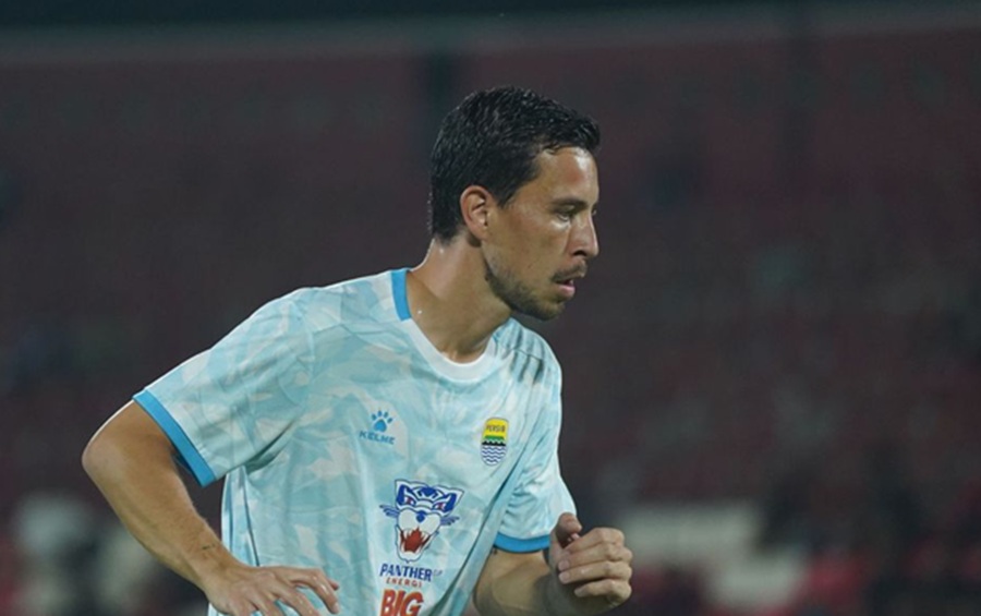 <p>Gelandang Persib, Thom Haye mendapat sanksi berat dari FIFA dalam laga Timnas Indonesia lawan Irak di ronde 4 Kualifikasi Piala Dunia 2026, pada Oktober lalu. Foto: Persib.</p>
