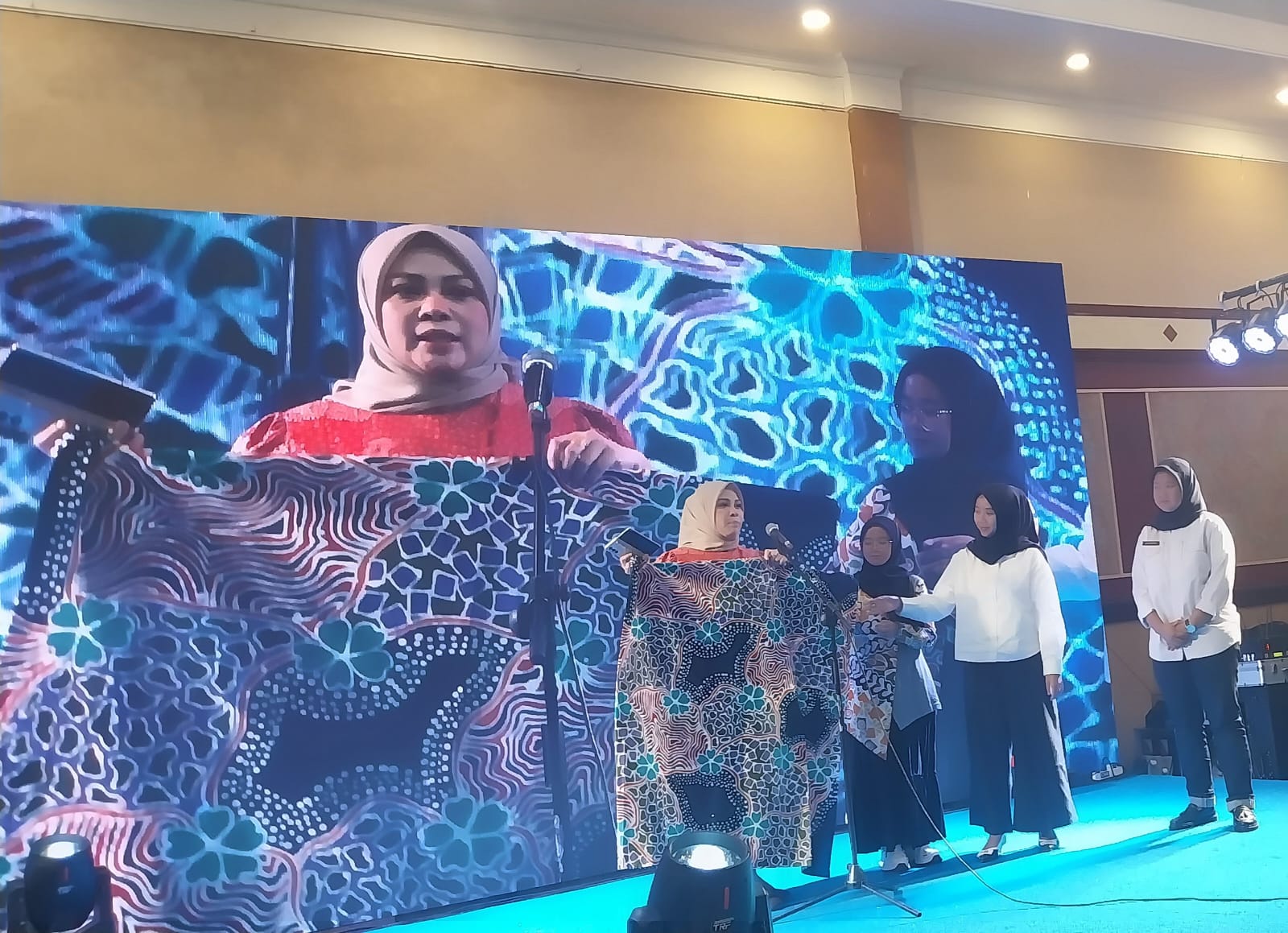 <p>Kepala Dinas Koperasi dan Usaha Kecil Provinsi Jawa Barat, Yuke Mauliani Septina, memamerkan batik hasil lukisan Regina, difabel tuna rungu dari Yayasan Biruku Indonesia pada pembukaan Pameran Pusaka Jabar Istimewa 2025 di Graha Siliwangi Bandung, Rabu,16 April 2025. (Dok. Sokoguru/Rsmery)</p>

<p> </p>
