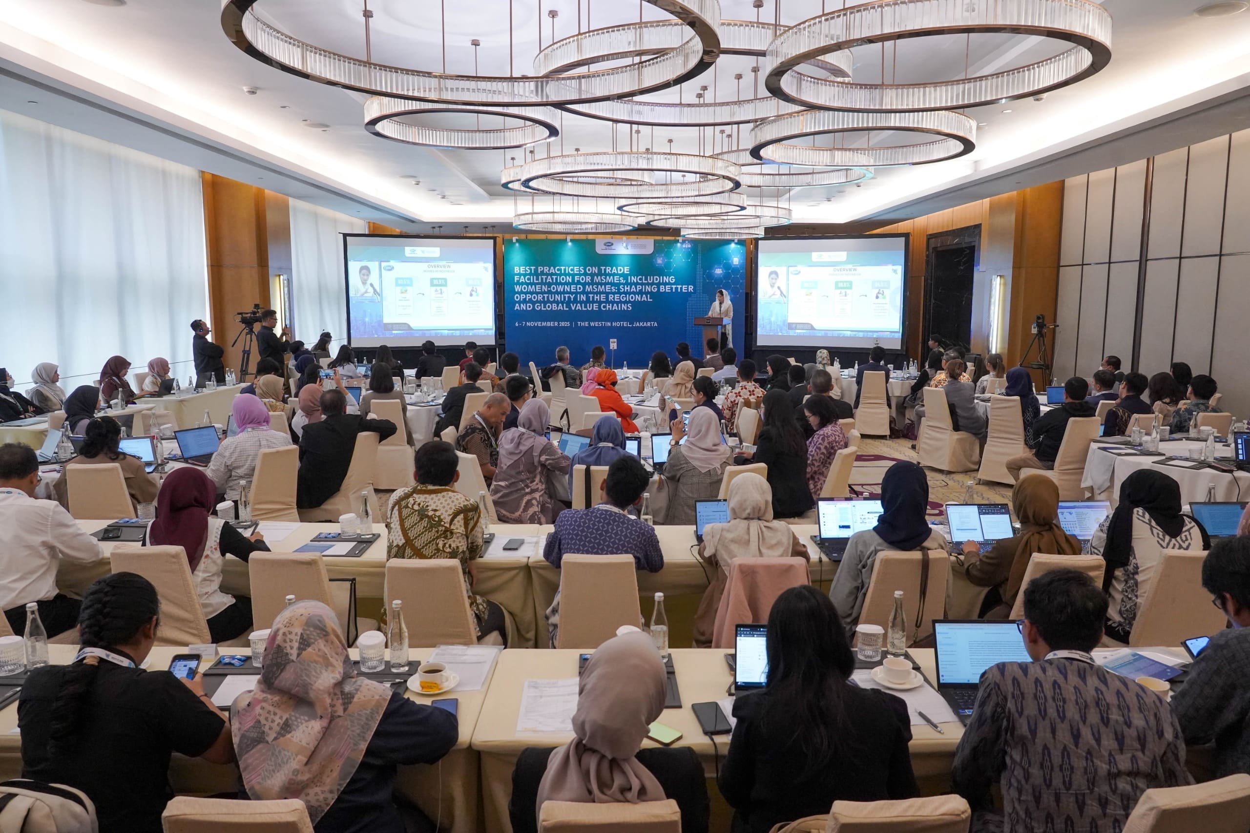 <p>Wakil Menteri Perdagangan, Dyah Roro Esti menyampaikan pidato kunci pada APEC Workshop on Trade Facilitation for Micro, Small and Medium Enterprises (MSMEs) and Women-Owned MSMEs di Jakarta, Kamis, 6 November 2025. (Dok. Kemendag)</p>

