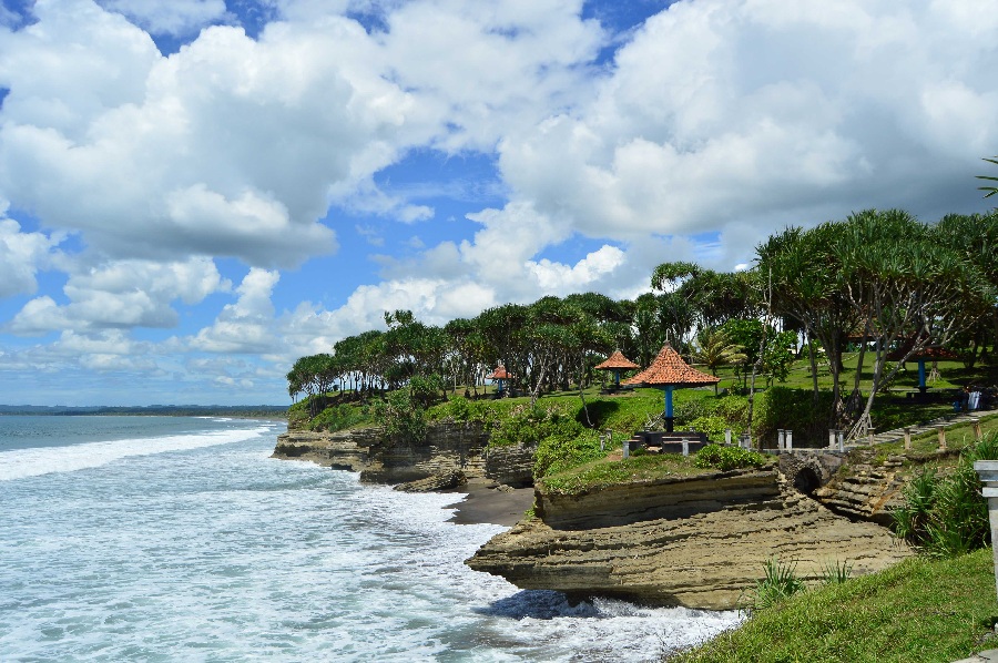 <p>Ilustrasi pantai. Menjelang libur nasional dan cuti bersama Idul Adha 2025, bisa dimanfaatkan untuk berkunjung ke tempat wisata di Pangandaran. (Foto/Pemkab Pangandaran).</p>
