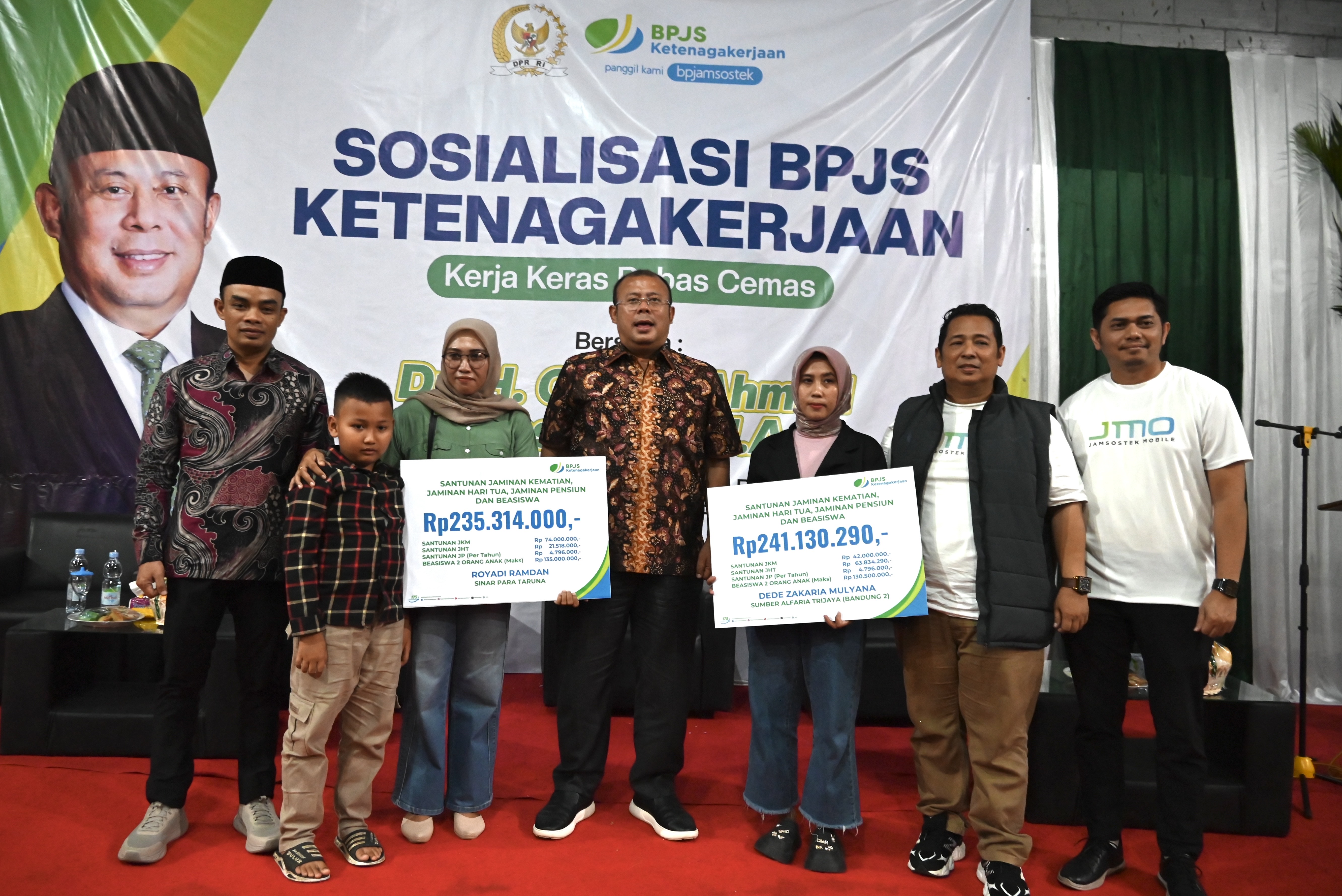 <p>Wakil Ketua DPR RI, Cucun Ahmad Syamsurijal, saat penyerahan santunan serta beasiswa untuk dua anak penerima manfaat usai sosialisasi program BPJS Ketenagakerjaan kepada masyarakat di Kabupaten Bandung, Jawa Barat, Sabtu, (5/7/2025). (Dok.DPR RI)</p>
