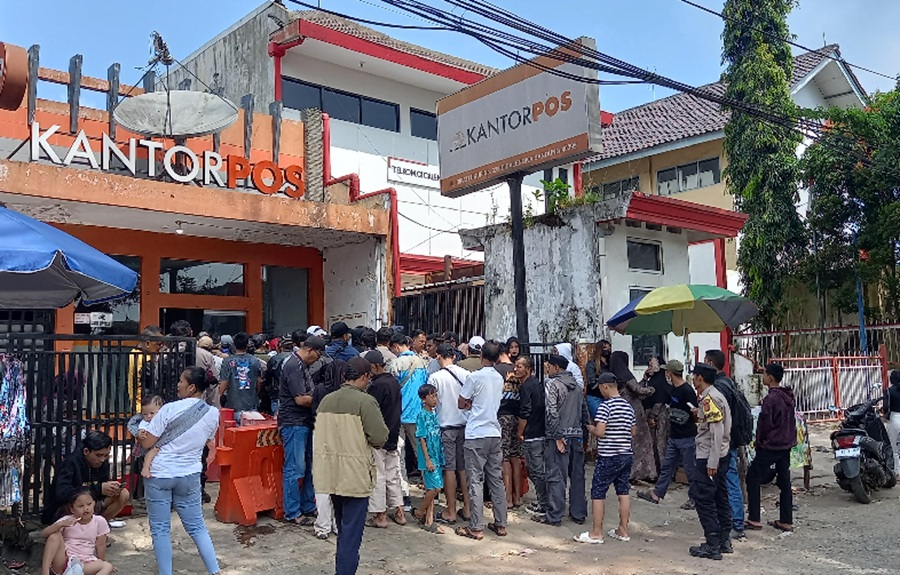 <p>Antrean pencairan BSU 2025 di Kantor Pos Cicalengka. Simak cara cek penerima BSU 2025 di aplikasi Pospay, dan mekanisme pengambilan uang bantuan Rp600 ribu di kantor pos. (Foto: Pipin L H/Sokoguru).</p>
