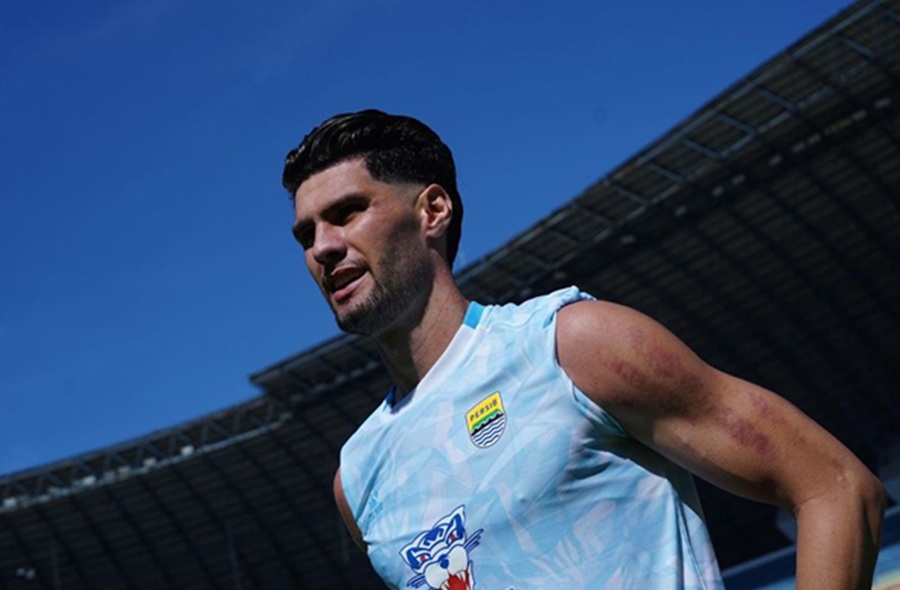<p>Bek Persib, Julio Cesar bertekad merebut kemenangan saat melawan Persebaya Surabaya di pekan kelima Super League. (Foto: Persib).</p>
