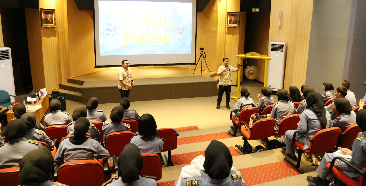 <p>Program Bogasari Mengajar Khusus SMK diawali dengan di Jakarta yakni enam SMK yang berlokasi di wilayah terdekat dengan Bogasari Jakarta yaitu Kelurahan Lagoa dan Kelurahan Kalibaru, Tanjung Priok, Jakarta Utara. (Dok. Bogasari)</p>

