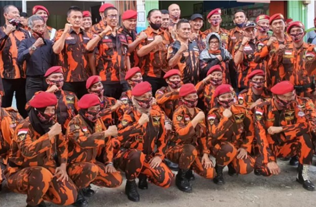 <p>Ilustrasi anggota ormas berseragam ala militer berpose. Kementerian Dalam Negeri (Kemendagri) yang melarang organisasi kemasyarakatan (ormas) mengenakan atribut menyerupai TNI, Polri, dan Kejaksaan. (Dok.Ist)</p>
