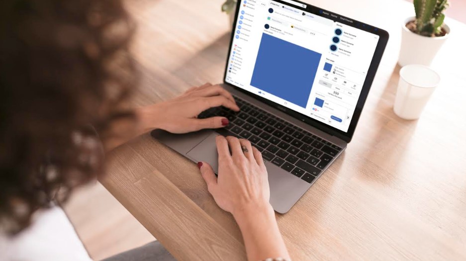 <p>Ilustrasi seorang wanita sedang membuka fb di laptop. Cuma pakai HP, bisa gajian 100 juta dari Facebook? Tanpa tampil wajah, cukup konten simpel & konsisten! Yuk pelajari caranya di sini! Foto : Freepik</p>

