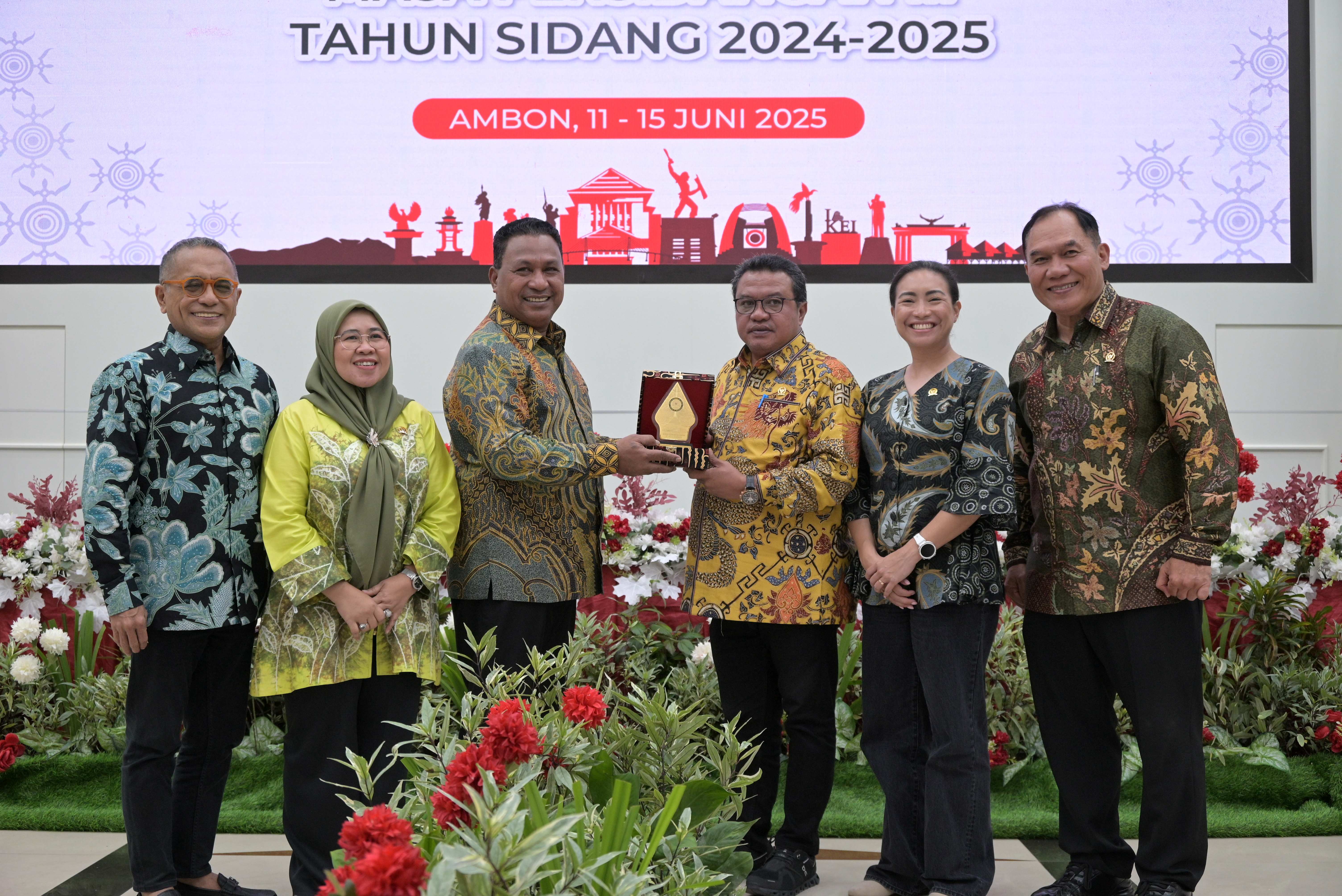 <p>Wakil Ketua Komisi VII DPR RI Lamhot Sinaga saat bertukar cenderamata dalam kunjungan kerja Komisi VII ke Ambon, Rabu (11/6/2025). (Dok.DPR RI)</p>

