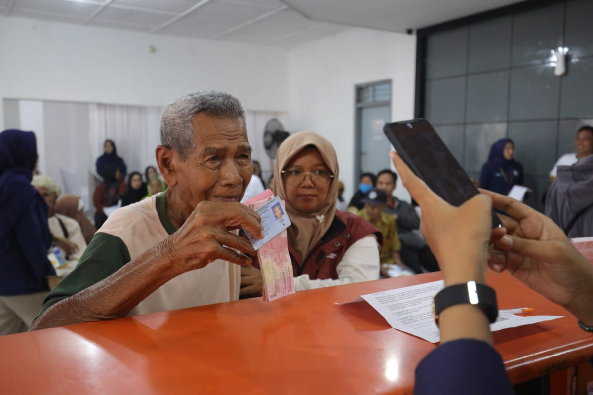 <p>Ilustrasi pemngambilan BSU di pos. BSU CAIR DI KANTOR POS! Cek Cara Ambil & Syaratnya 2025! Bantuan Subsidi Upah BPJS Ketenagakerjaan.Photo : Kemensos<br />
 </p>
