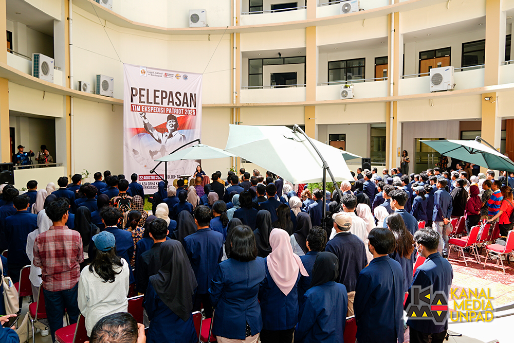 <p>Menteri Transmigrasi Republik Indonesia, M. Iftitah Sulaiman Suryanagara, dan Rektor Universitas Padadjaran, Prof. Arief S. Kartasasmita, melepas keberangkatan 57 Tim Ekspedisi Patriot Unpad 2025  ke kawasan transmigrasi di Sumatra, Kalimantan, Sulawesi, Nusa Tenggara, Maluku dan Papua di Grha Kandaga Unpad Jatinangor, Jumat 22 Agustus 2025. (Dok. Kanal Media Unpad/Jalasenastri Saprala)</p>

<p> </p>
