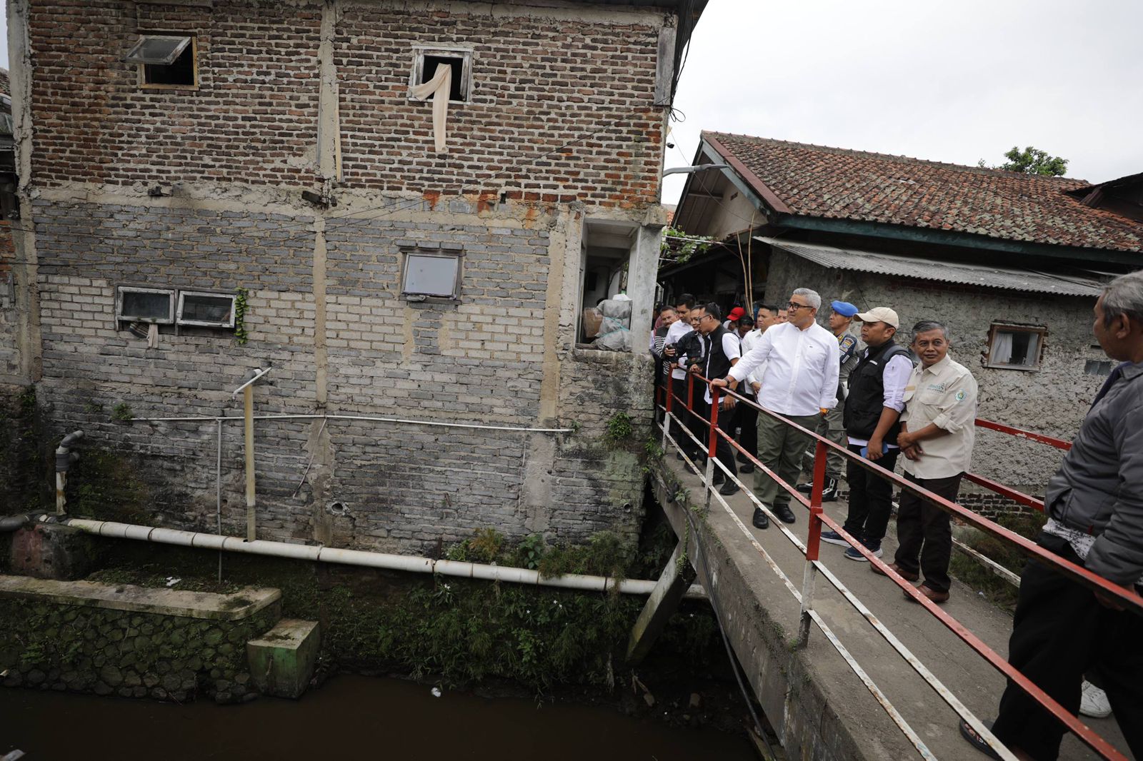 <p>Wali Kota Bandung melakukan monitoring lapangan di Kelurahan Tamansari Kecamatan Bandung Wetan, Rabu, 14 Januari 2026. Kegiatan difokuskan pada peninjauan langsung berbagai persoalan lingkungan, infrastruktur dasar, sanitasi, pengelolaan sampah, hingga persoalan sosial warga. (Dok. Diskominfo Kota Bandung)</p>
