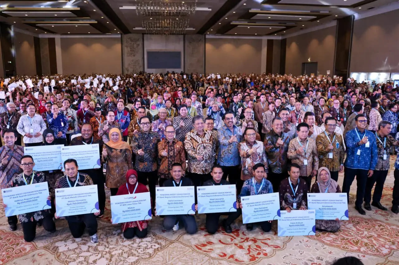 <p>Sejumlah Kementerian , pemerintah darah dan lembaga keuangan menggelar Akad Massal Program Kredit Usaha Rakyat (KUR) bagi 800.000 debitur UMKM yang tersebar di 38 provinsi di Surabaya, Selasa, 21 Oktober 2025. (Dok. Kementerian UMKM)</p>
