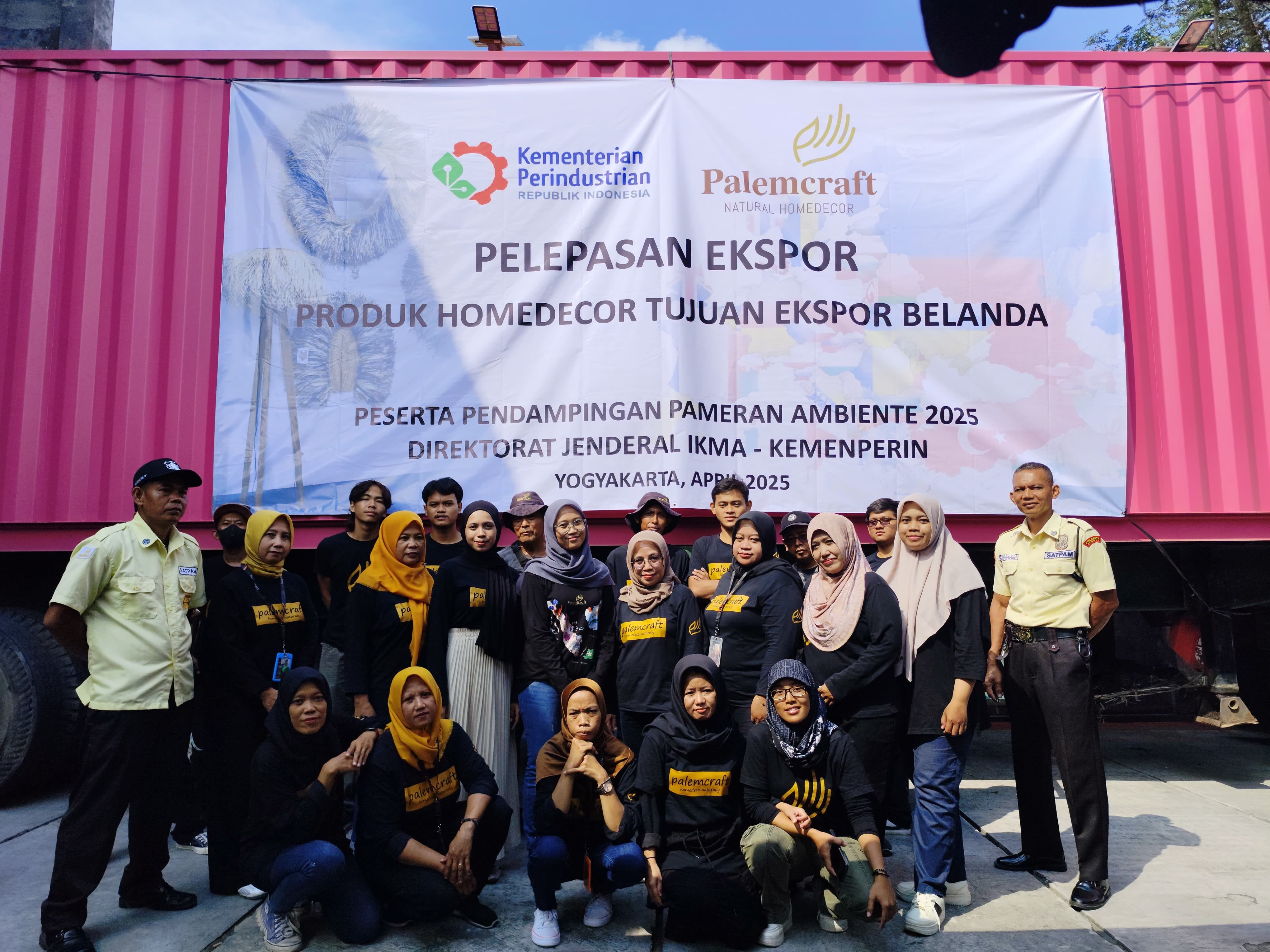 <p>CV Palem Craft dari Kabupaten Bantul, Yogyakarta, salah satu peserta Pameran Ambiente 2025 di Messe Frankfurt, Jerman pada  7–11 Februari, baru saja melakukan ekspor produknya ke Belanda dengan nilai USD20.596 atau setara dengan Rp346 juta. (Dok. Kemenperin) </p>

<p> </p>
