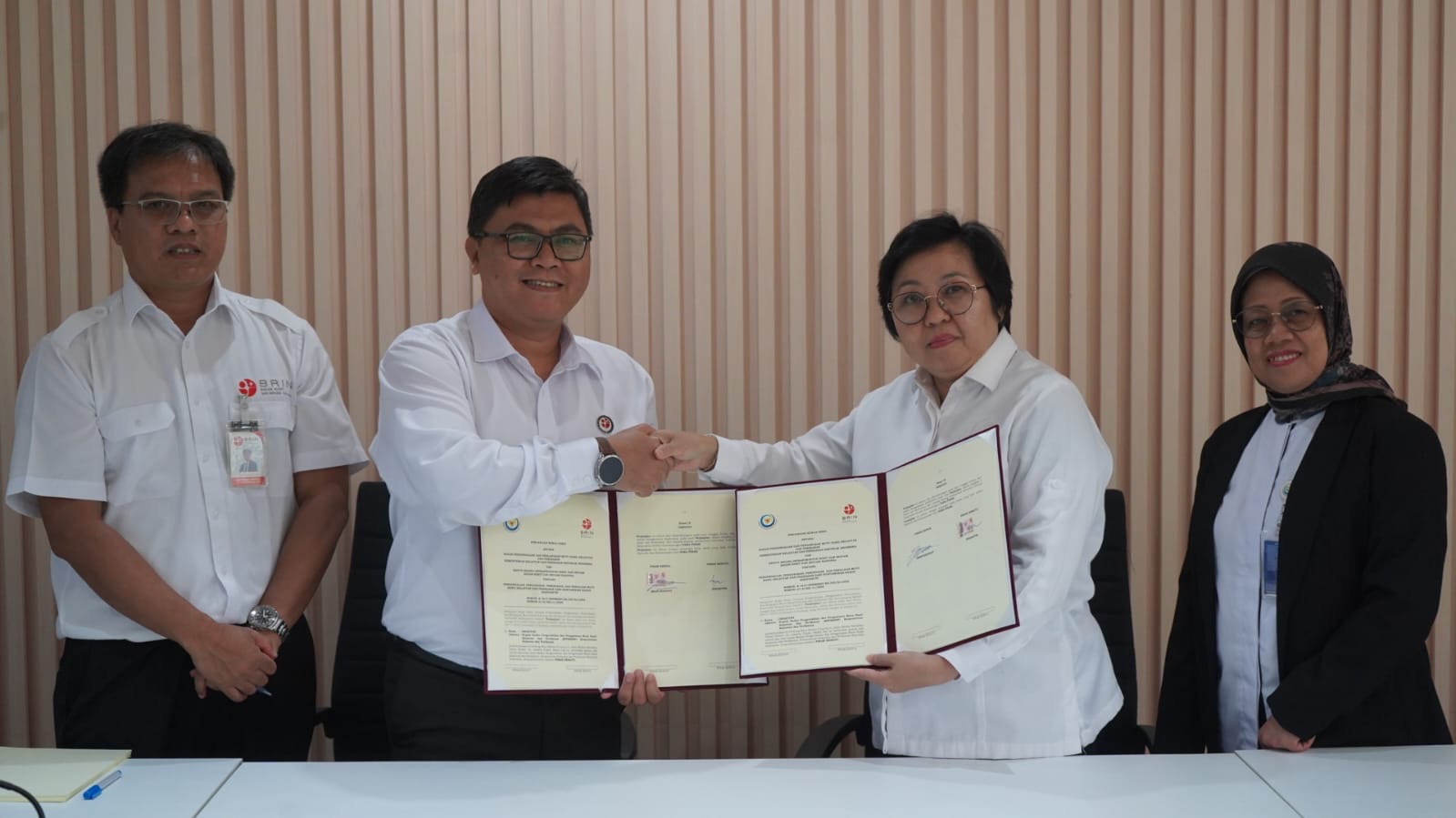 <p>Kementerian Kelautan dan Perikanan (KKP) selaku Certifying Entity (CE) udang bebas Cesium-137 meneken Perjanjian Kerja Sama untuk pelaksanaan tata laksana pengujian Cs-137 pada produk udang sebagai syarat penerbitan HC mutu ekspor ke Amerika di Serpong, Senin, 24 November 2025. (Dok. KKP)</p>
