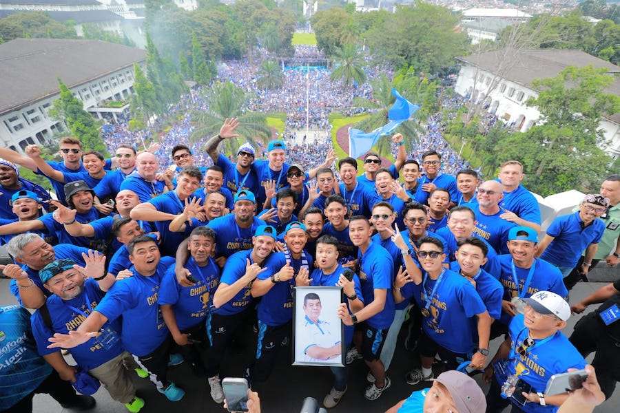 <p>Para Bobotoh merayakan kesuksesan kembali Persib meriah gelar juara Liga 1 di Kota Bandung, Minggu, 25 Mei 2025. (Dok.Pemprov Jabar)</p>

