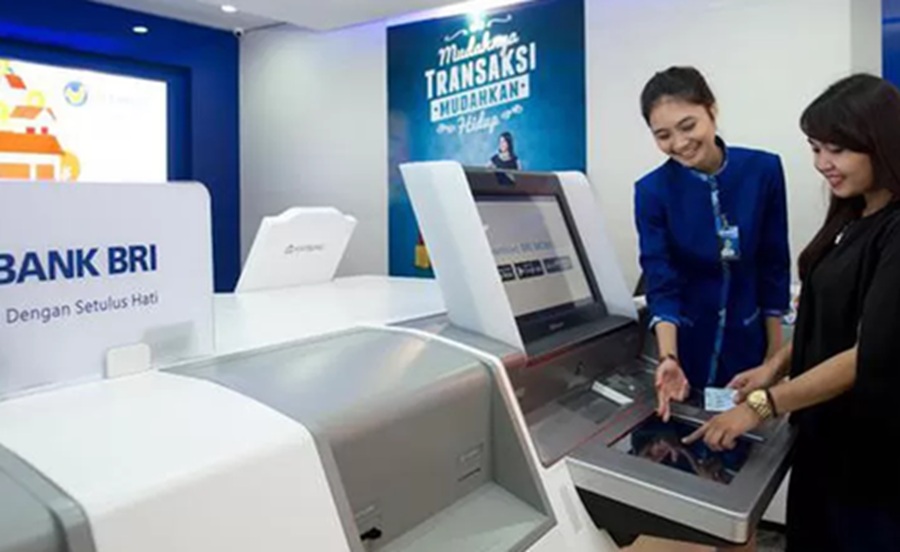 <p>Ilustrasi petugas bank melayani nasabah. Simak tabel angsuran KUR BRI 2025 pinjaman mulai dari Rp1 juta untuk UMKM. </p>
