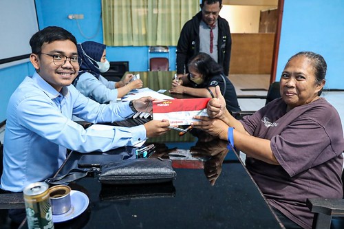 <p>Ilustrasi pemberian bansos pada warga. Bansos tidak cair? Cek 8 penyebab desil Anda naik di DTSN meski merasa masih butuh bantuan! Foto : kedirikota.go.id <br />
 </p>
