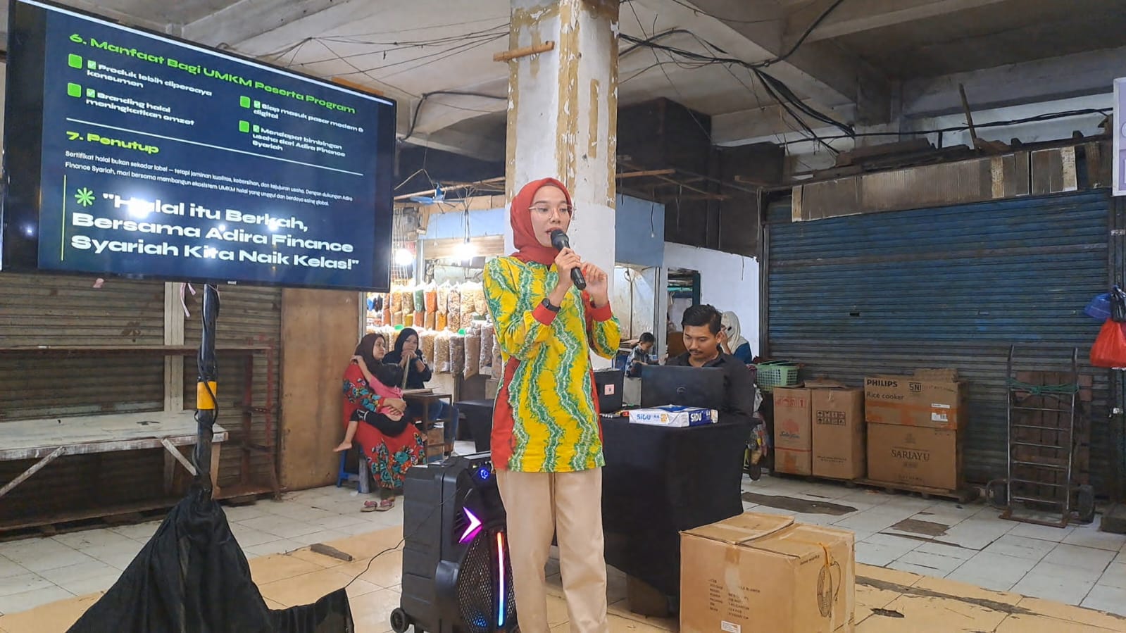 <p>Pendamping Sertifikat Halal sedang memberikan sosialisasi pada Pelaku Usaha di Pusat Pasar Kota Medan. Festival Pasar Rakyat 2025 siap menghidupkan kembali Pusat Pasar Medan dengan program UMKM, hiburan, dan kolaborasi Adira Finance Syariah yang berusia 35 tahun.</p>
