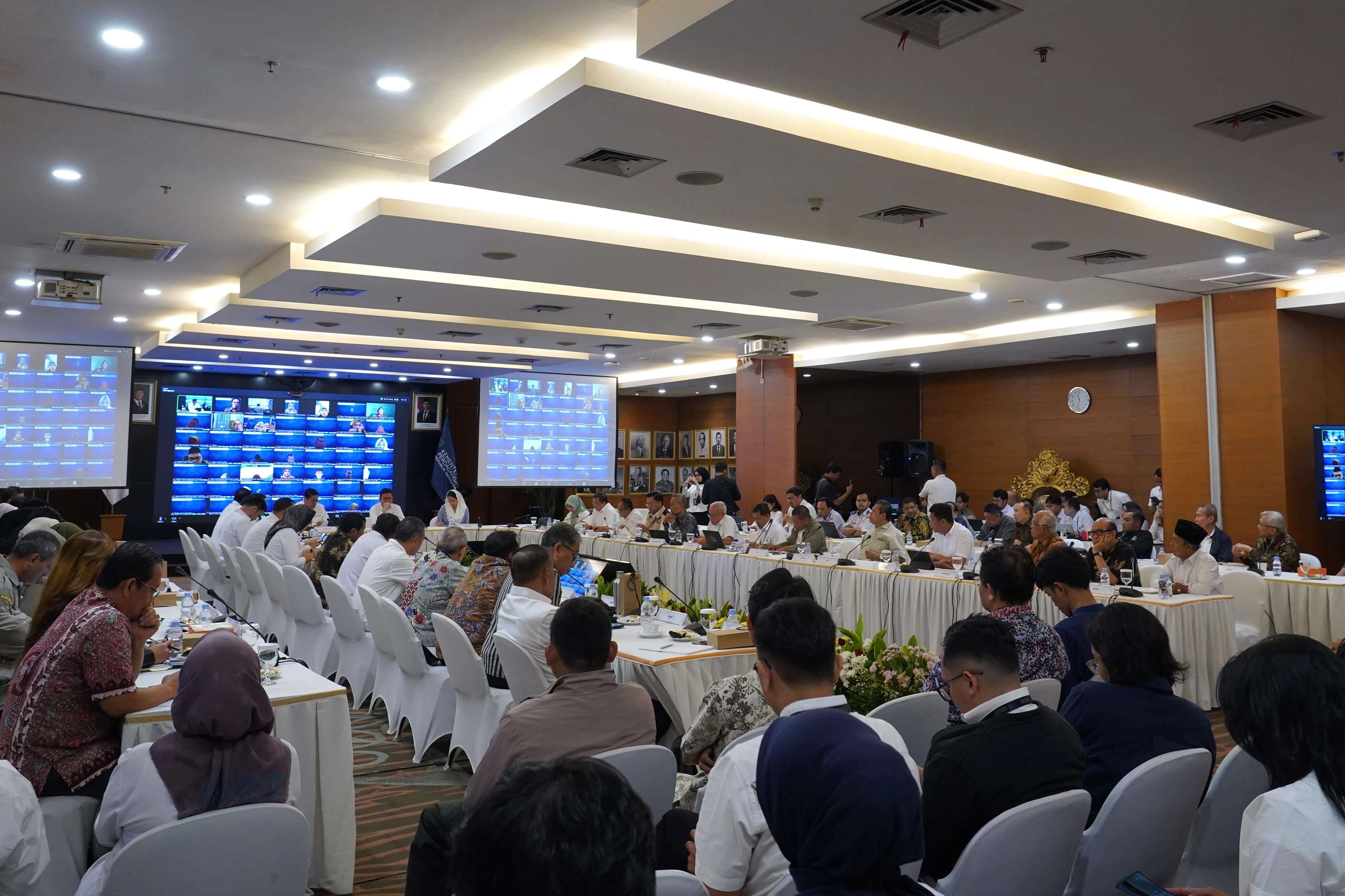 <p>Menteri Perdagangan Budi Santoso pimpin Rakornas Hari Besar Keagamaan Nasional (HBKN) Kesiapan Menjelang Nataru di Kantor Kementerian Perdagangan, Jakarta, Senin, 8 Desember 2025. Rapat dihadiri perwakilan kementerian/lembaga, dinas yang membidangi perdagangan seluruh Indonesia, serta asosiasi pelaku usaha. (Dok. Kemendag)</p>
