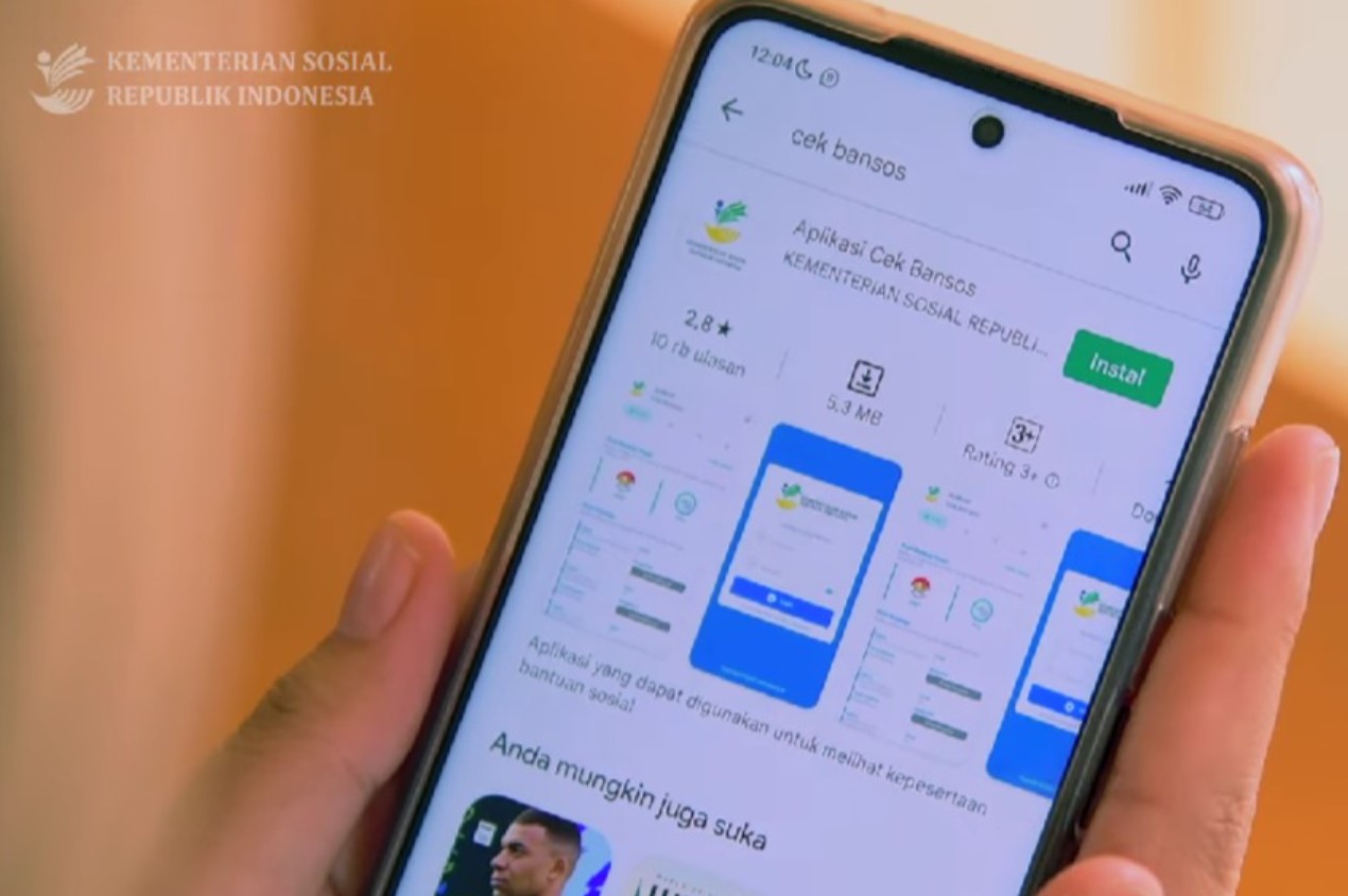 <p>Ilustrasi warga sedang mengakses aplikasi Cek Bansos di ponsel untuk mengajukan usul ulang bansos secara mandiri, sesuai anjuran Kemensos RI agar hak bantuan tetap bisa diperjuangkan. Foto: Dok. Kemensos RI</p>
