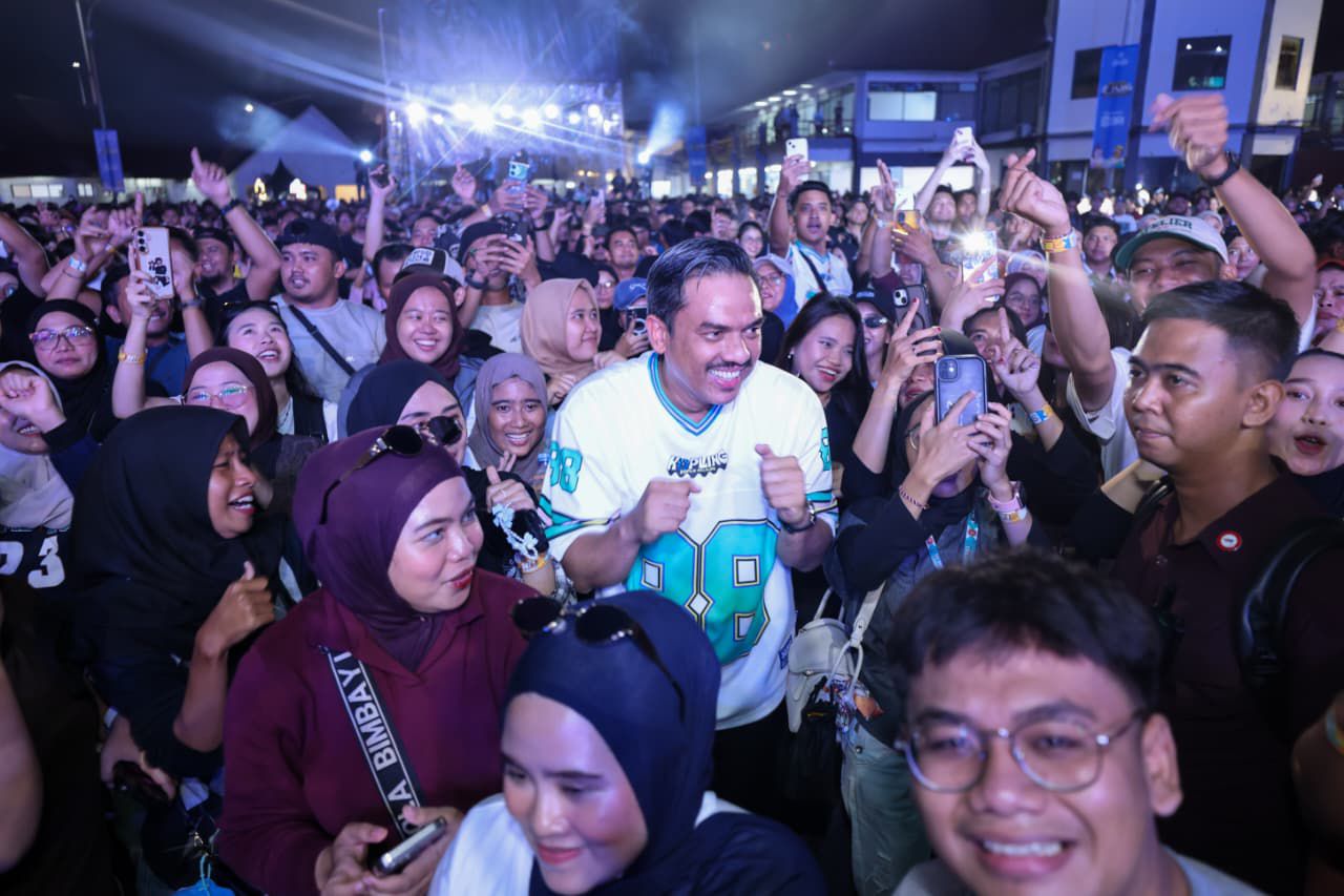 <p>Menteri Usaha Mikro, Kecil, dan Menengah (UMKM) Maman Abdurrahman bergoyang bersama penonton di acara festival musik Koplo Keliling (Kopling) 2025 yang digelar perdana di Gambir Expo, Jakarta, Sabtu, 8 November 2025. Acara akan berlangsung hingga Minggu, 9 November 2025. (Dok. Kementerian UMKM)</p>

<p> </p>
