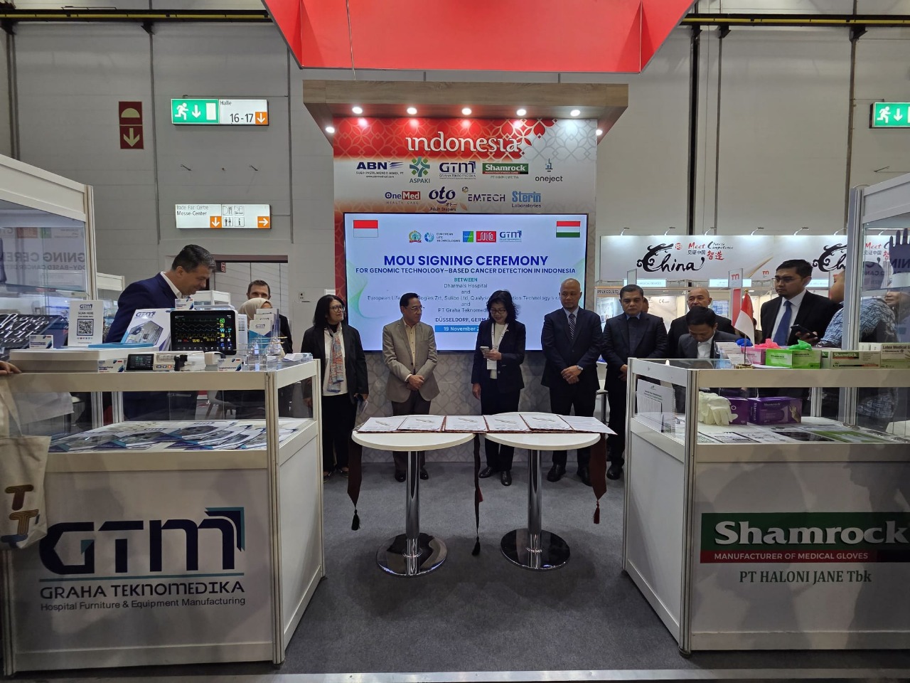 <p>Penandatanganan dua MoU dalam pameran dagang alat kesehatan terbesar dunia, Medica 2025 di Düsseldorf, Jerman, dilakukan di Paviliun Indonesia, Rabu, 19 November 2025. Turut menyaksikan Wakil Menteri Kesehatan RI Benjamin Paulus Oktavianus, Staf Khusus Menteri Perdagangan RI Slamet Nur Achmad Effendy, dan Duta Besar RI untuk Hungaria Penny Dewi Herasati. (Dok. Kemendag)</p>

<p> </p>
