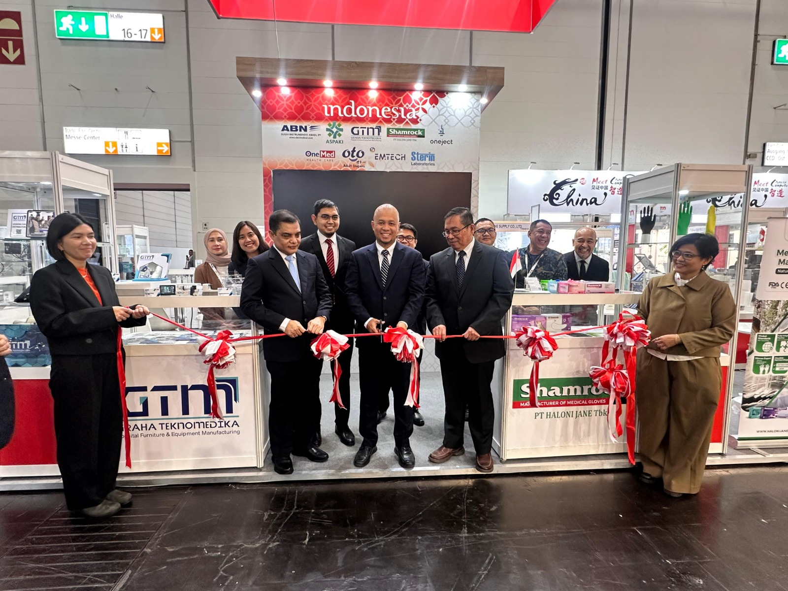 <p>Sekretaris Direktorat Jenderal PEN Kemendag Arief Wibisono bersama Acting Konsul Jenderal Republik Indonesia di Frankfurt Toary Worang dan Inspektur II Kemendag Digdiyono Basuki membuka  secara resmi Paviliun Indonesia di pameran alat kesehatan terbesar dunia, Medica 2025 di Düsseldorfmesse, Düsseldorf, Jerman,  pada 17—20 November 2025. (Dok. Kemendag) </p>
