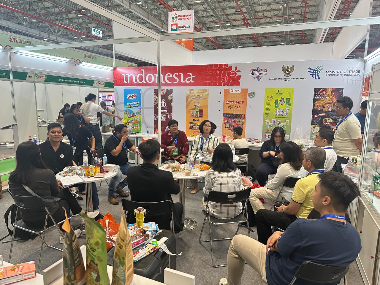 <p>Paviliun Indonesia seluas 48 meter persegi dalam Vietfood Beverage & Propack 2025 menghadirkan enam pelaku usaha Indonesia, yaitu PT Serena Indopangan Industri, Sari Murni Group, PT Dolphin, PT ABC President Indonesia, PT Manohara Asri, dan PT Pachira Distrinusa. (Dok. Atase Perdagangan Hanoi)</p>
