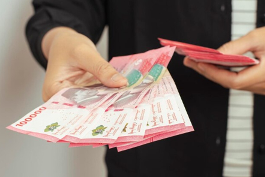 <p>Ilustrasi uang rupiah dana BSU. Berikut cara mengambil dana BSU 2025 Rp600 ribu di kantor pos, ketahui dokumen penting wajib dibawa pekerja, dan mekanisme penyalurannya. (Foto: Freepik).</p>
